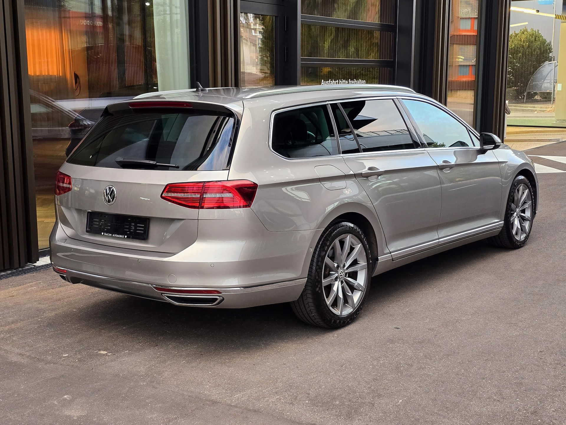 VW 2.0 TDI 240 SCR Highl. DSG 4m-image-2