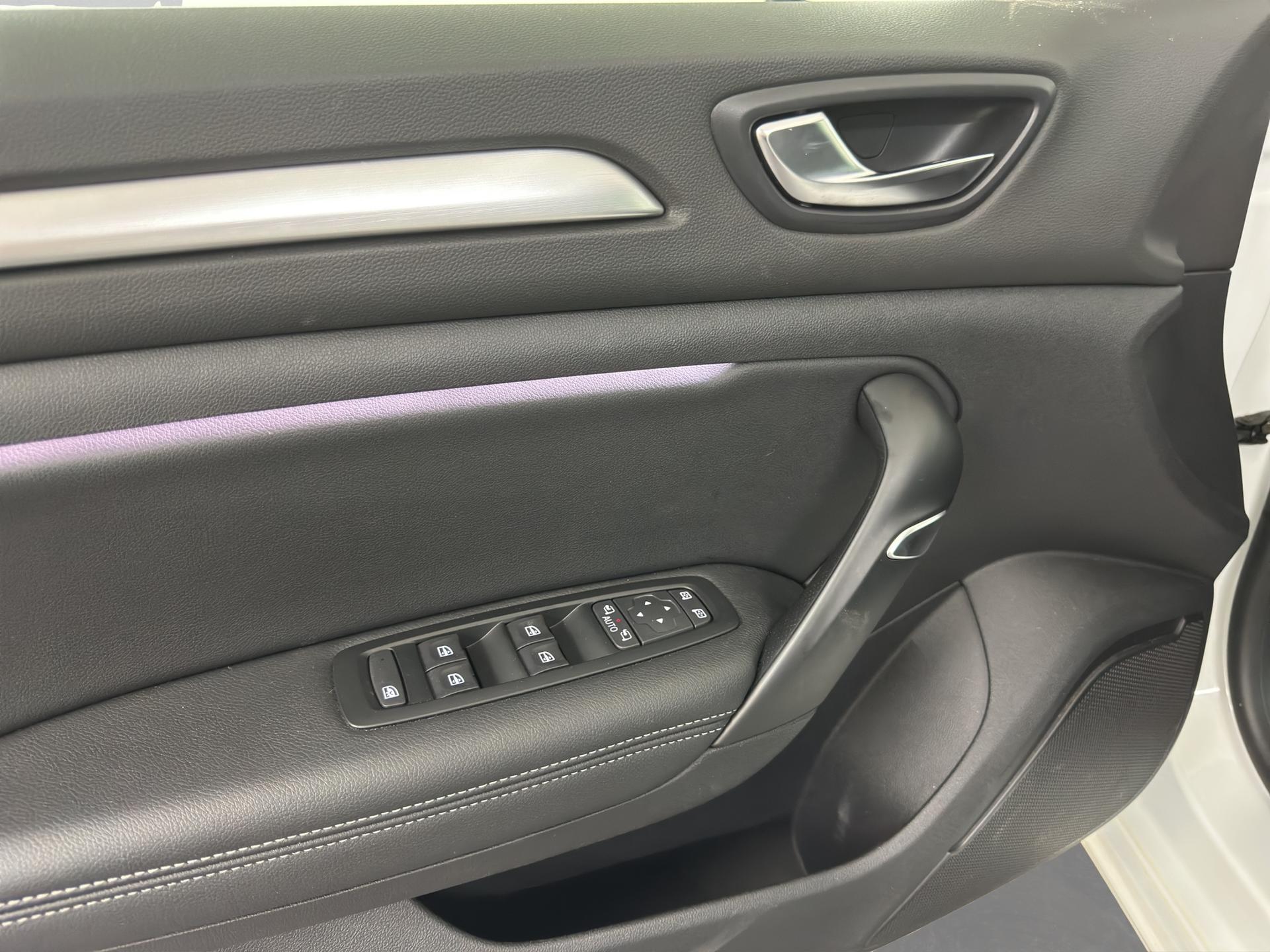 RENAULT Mégane Berline 1.3 16V Turbo Intens EDC-image-23