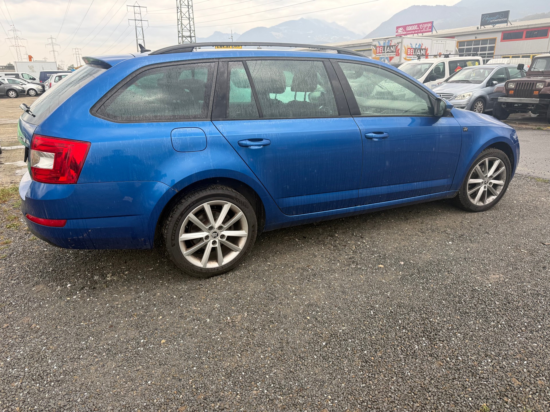 SKODA Octavia Combi 1.6 TDI Swiss Joy 4x4-image-1
