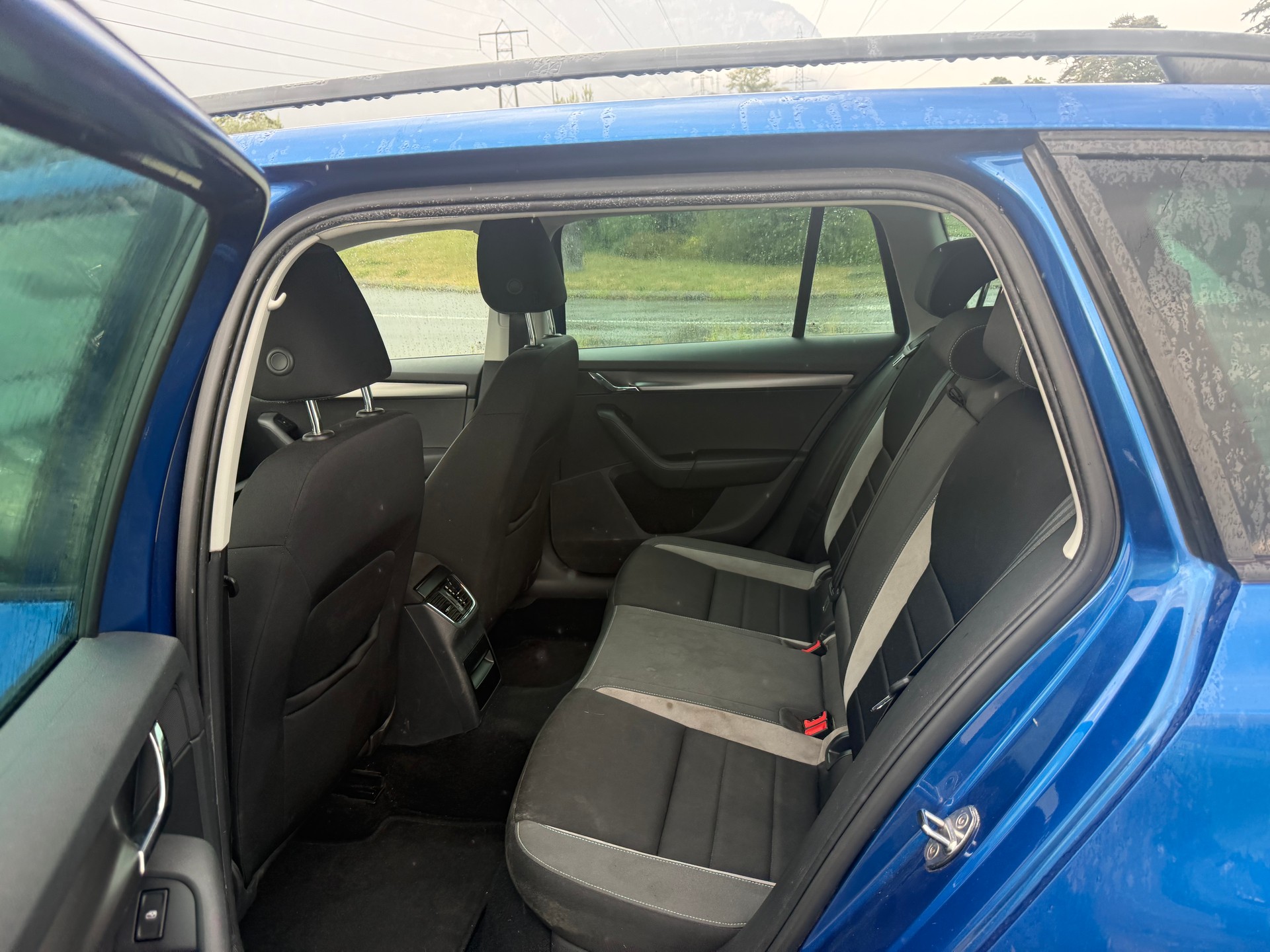 SKODA Octavia Combi 1.6 TDI Swiss Joy 4x4-image-6