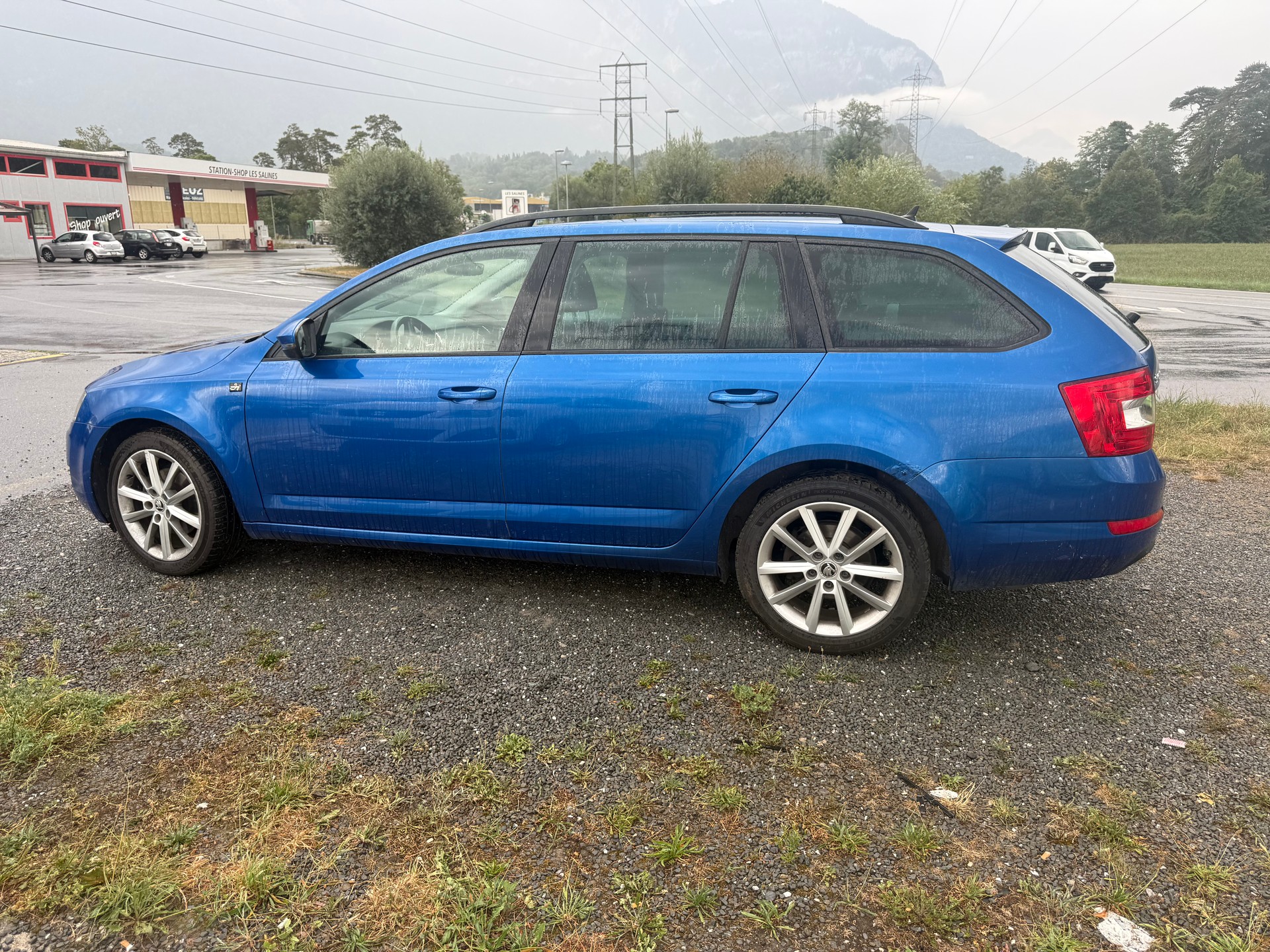 SKODA Octavia Combi 1.6 TDI Swiss Joy 4x4-image-2