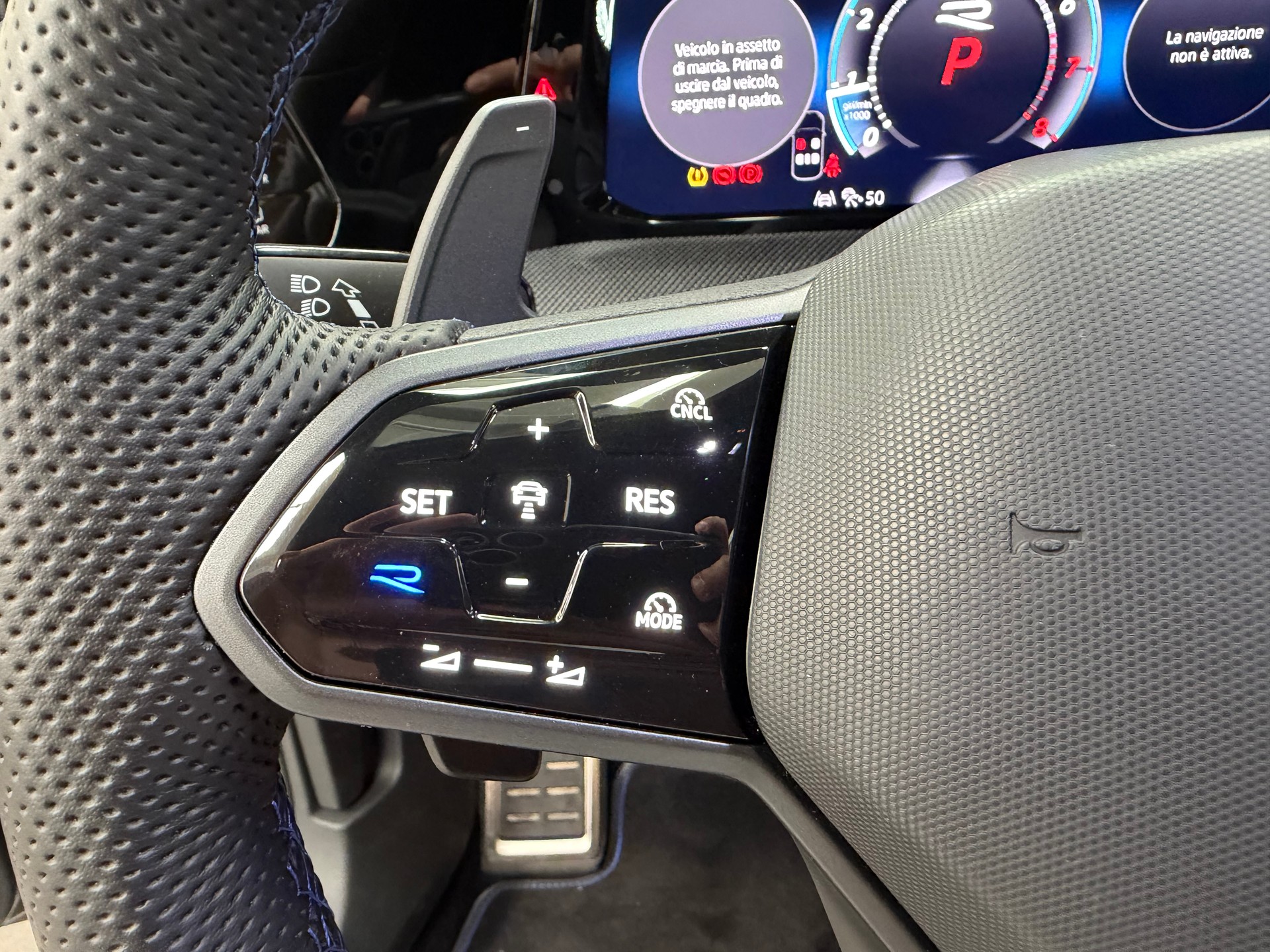 VW Golf 2.0 TSI R DSG 4 Motion-image-11