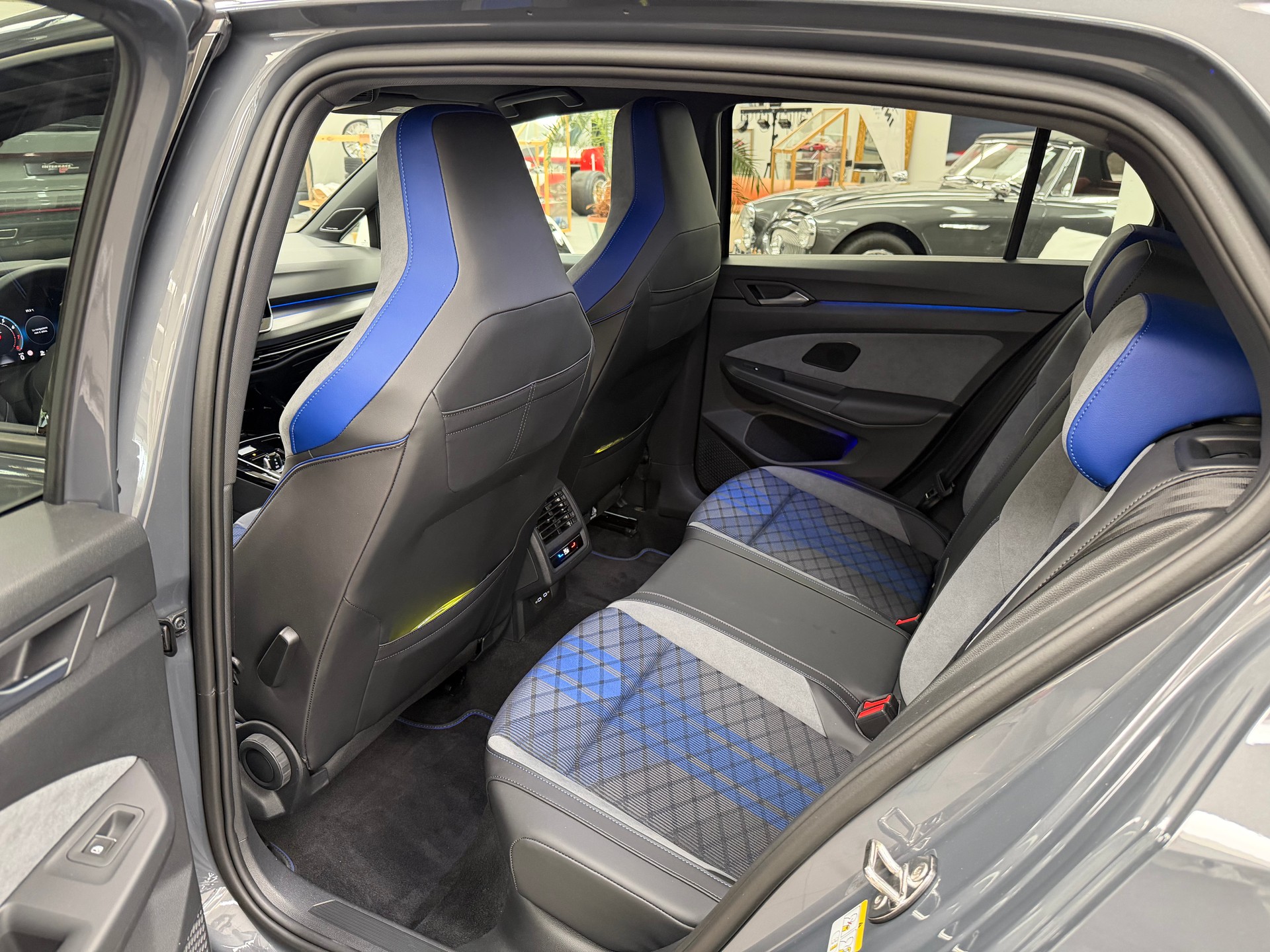 VW Golf 2.0 TSI R DSG 4 Motion-image-6