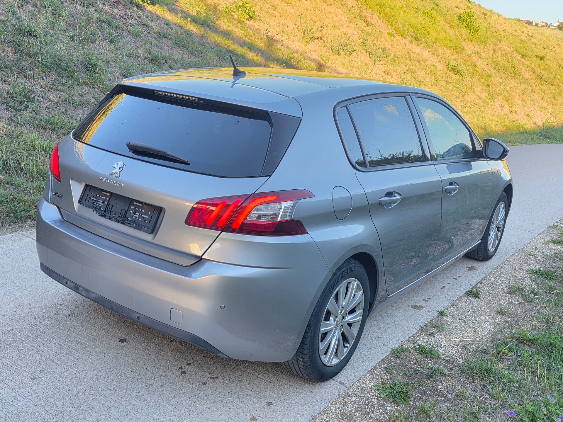 PEUGEOT 308 1.2 THP Style-image-3