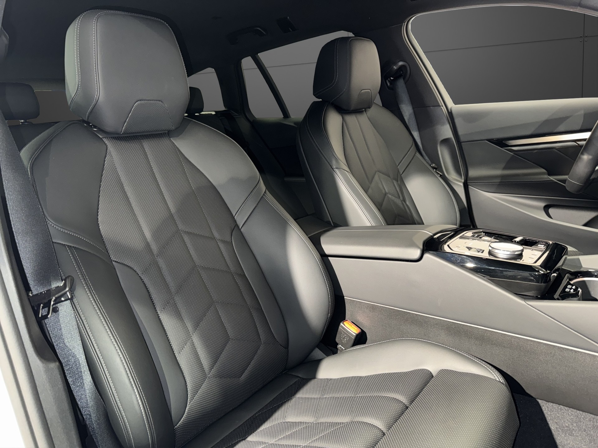BMW 520d xDrive Touring M Sport-image-17