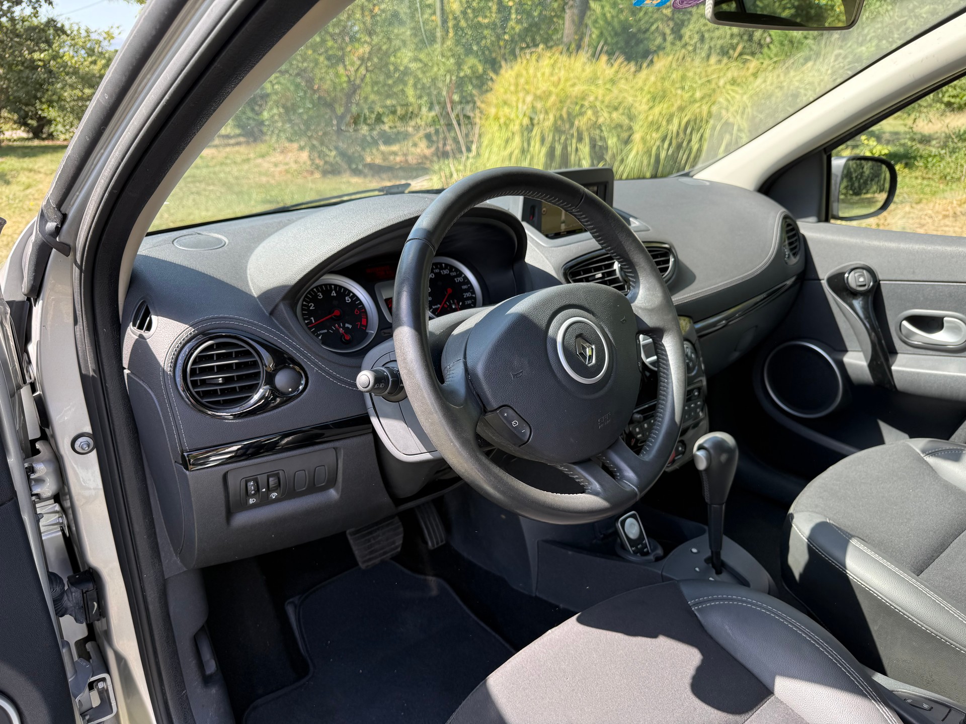 RENAULT Clio 1.6 16V Night&Day Automatic-image-8