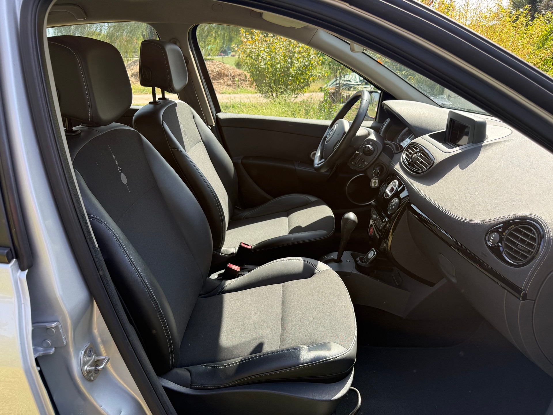 RENAULT Clio 1.6 16V Night&Day Automatic-image-11
