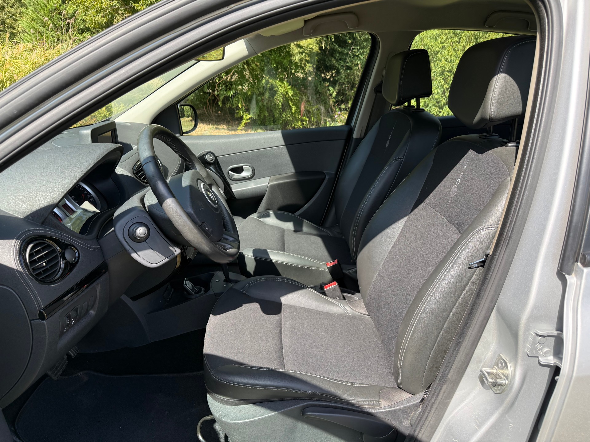 RENAULT Clio 1.6 16V Night&Day Automatic-image-9