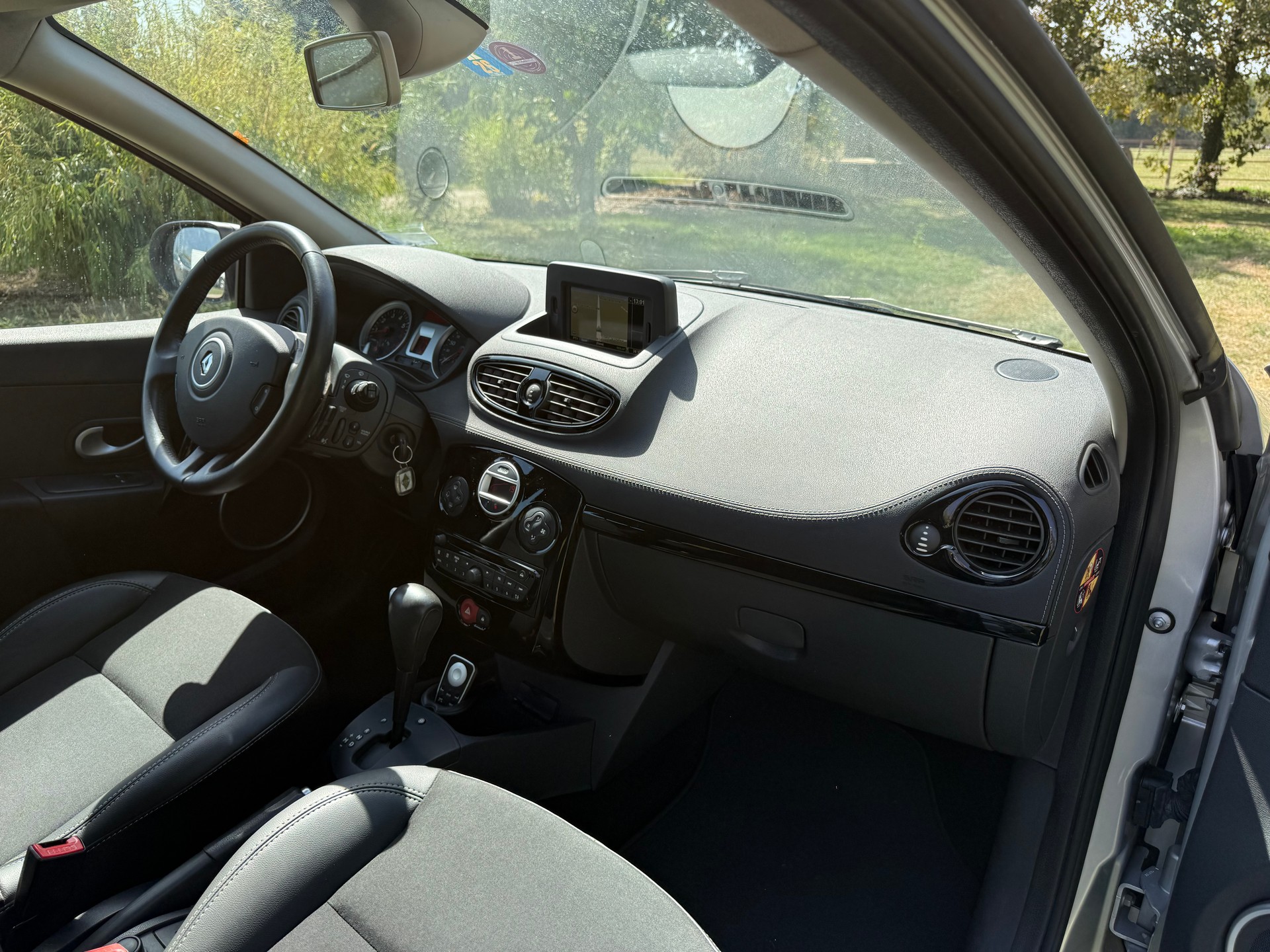 RENAULT Clio 1.6 16V Night&Day Automatic-image-10