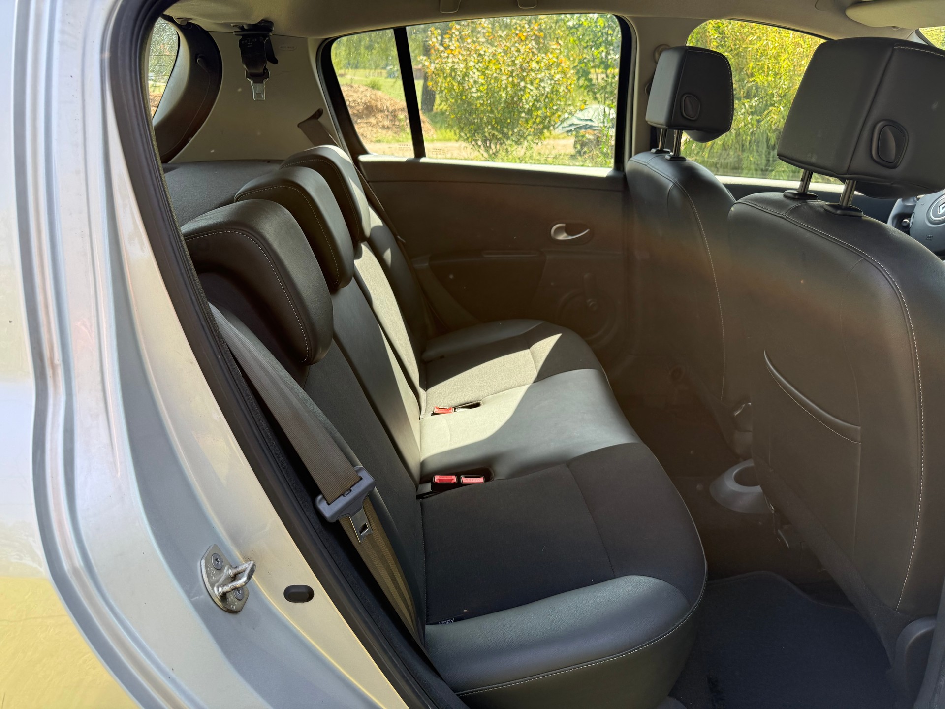 RENAULT Clio 1.6 16V Night&Day Automatic-image-12