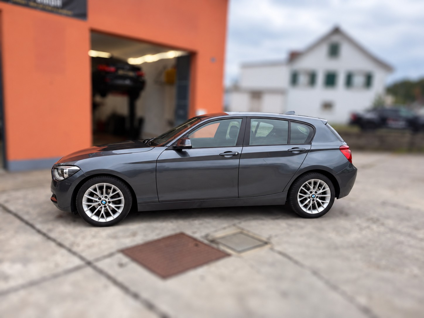 BMW 116i Urban Line Steptronic-image-1