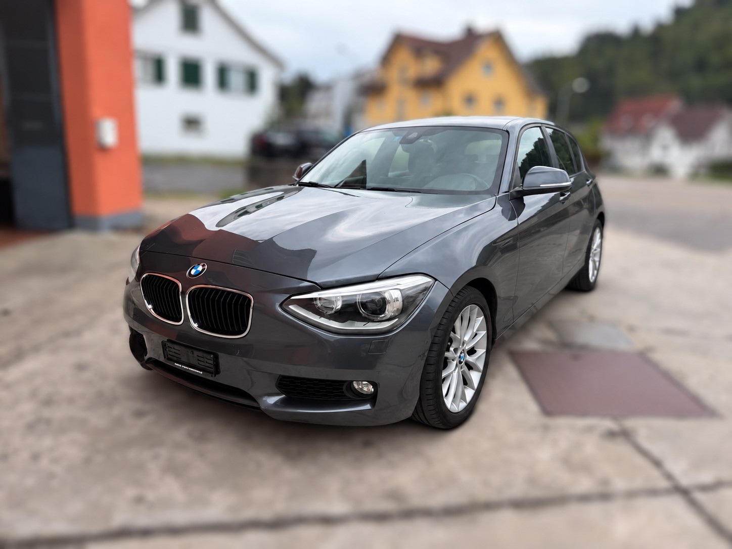 BMW 116i Urban Line Steptronic-image-0