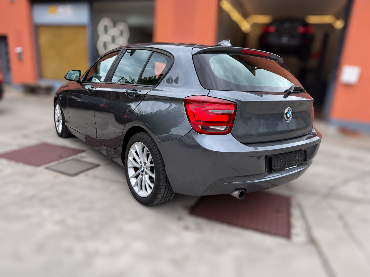 BMW 116i Urban Line Steptronic-image-2