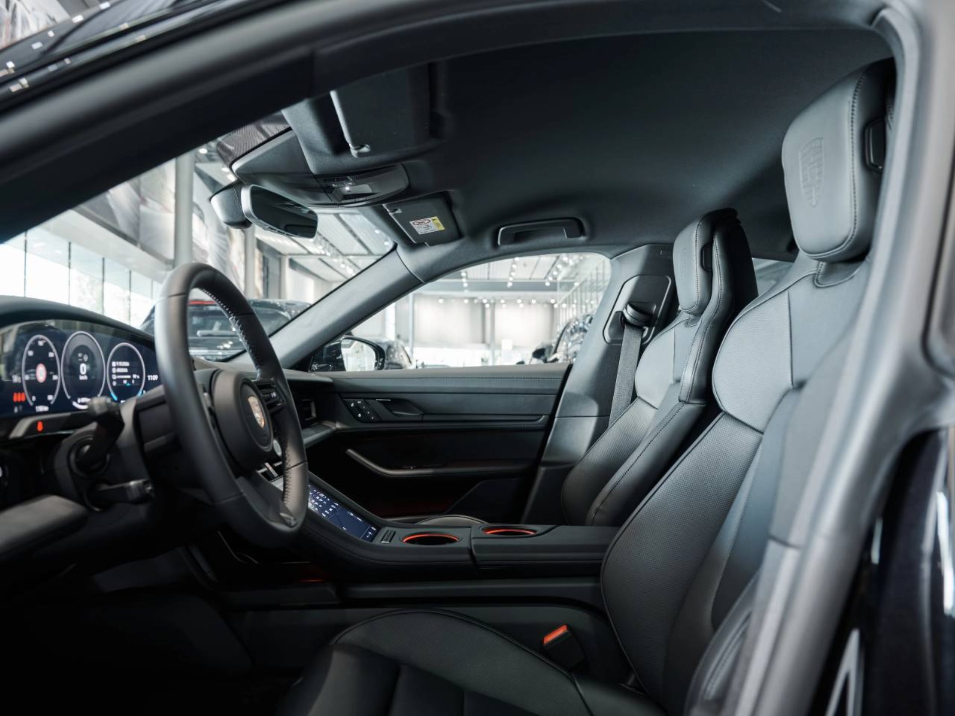PORSCHE Taycan 4 Black Edition-showroom-element-3