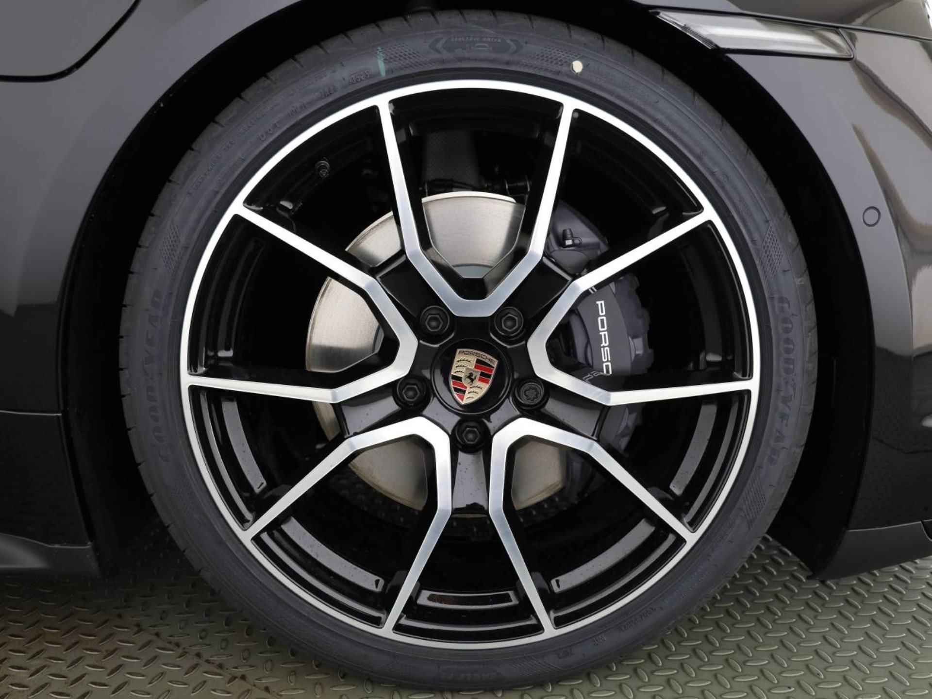 PORSCHE Taycan 4 Black Edition-image-26