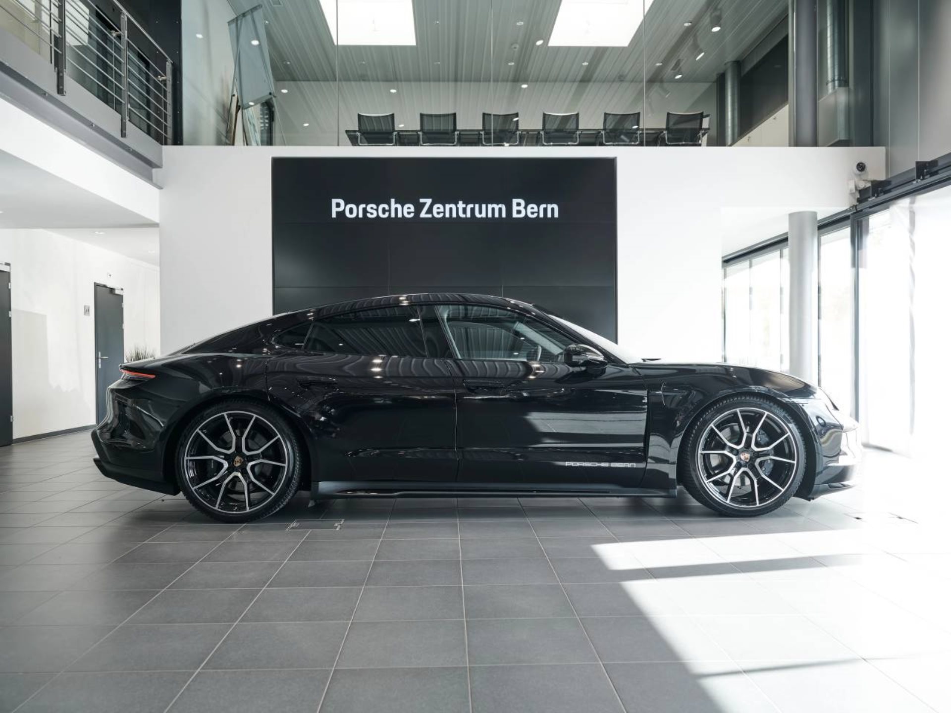 PORSCHE Taycan 4 Black Edition-showroom-element-1