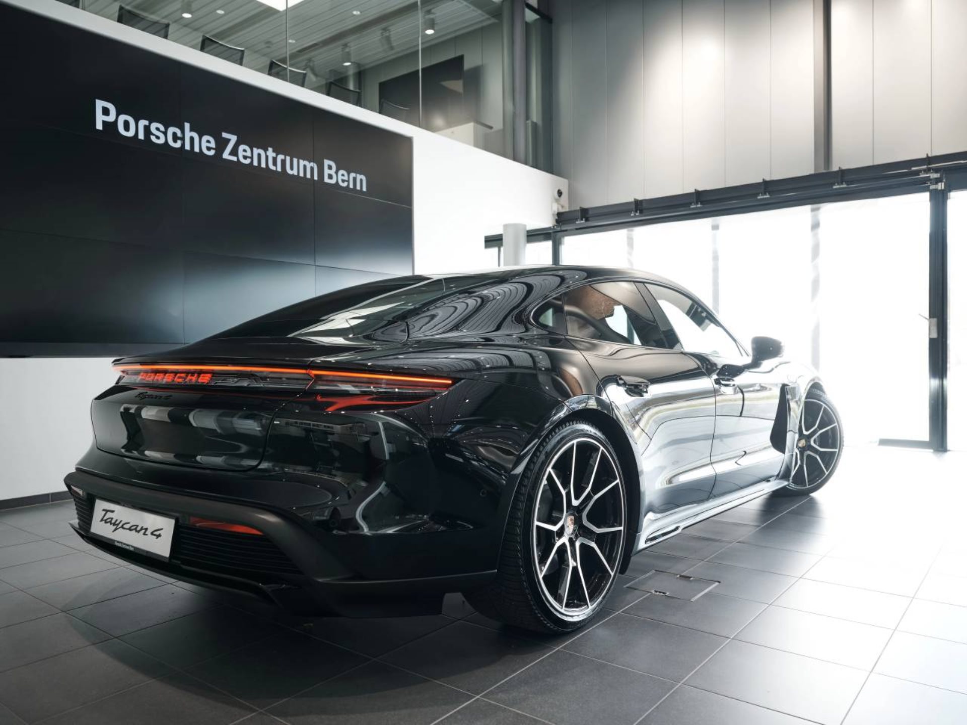 PORSCHE Taycan 4 Black Edition-showroom-element-2