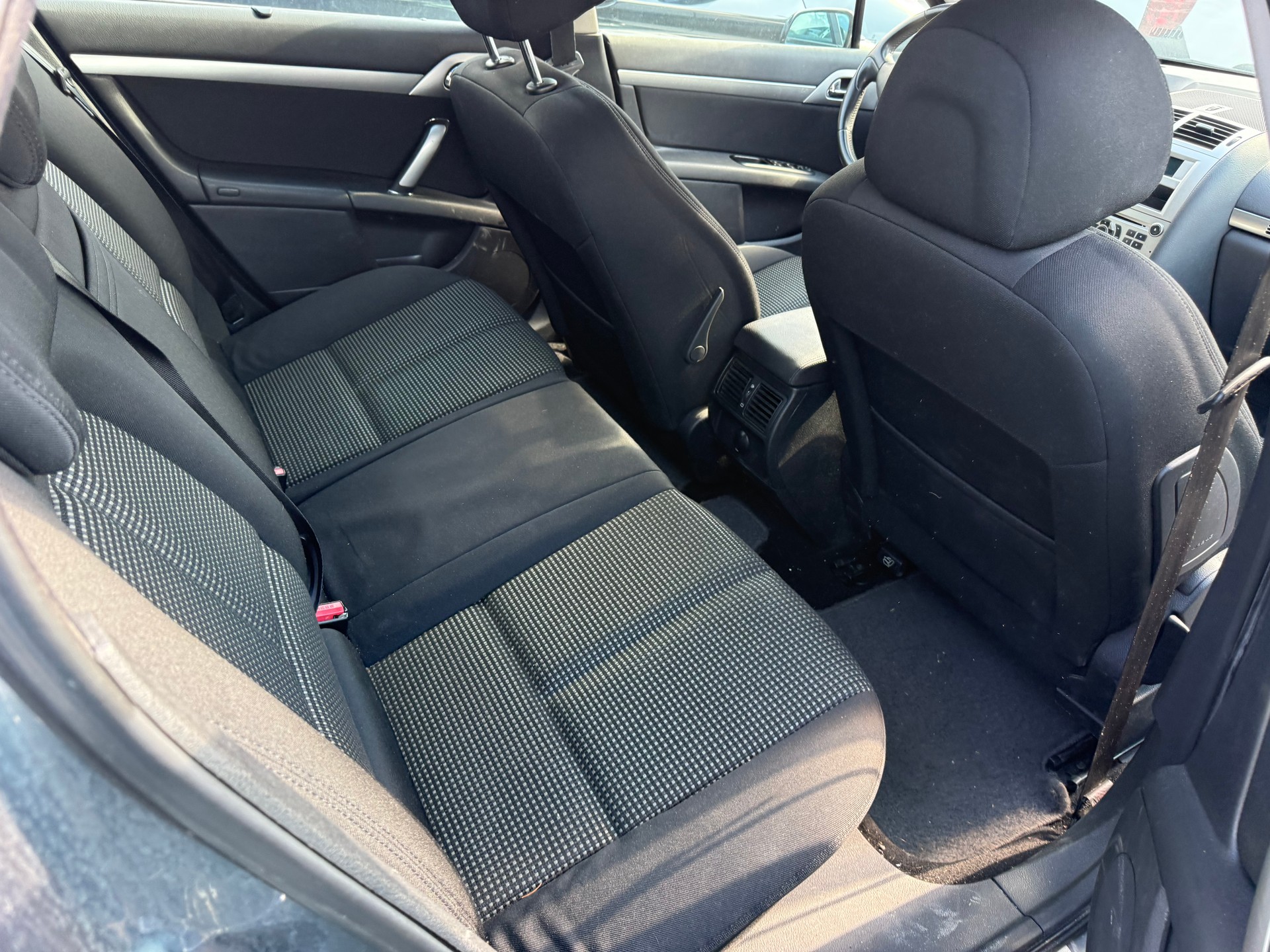 PEUGEOT 407 SW 2.0 HDI Dynamic Edition-image-16