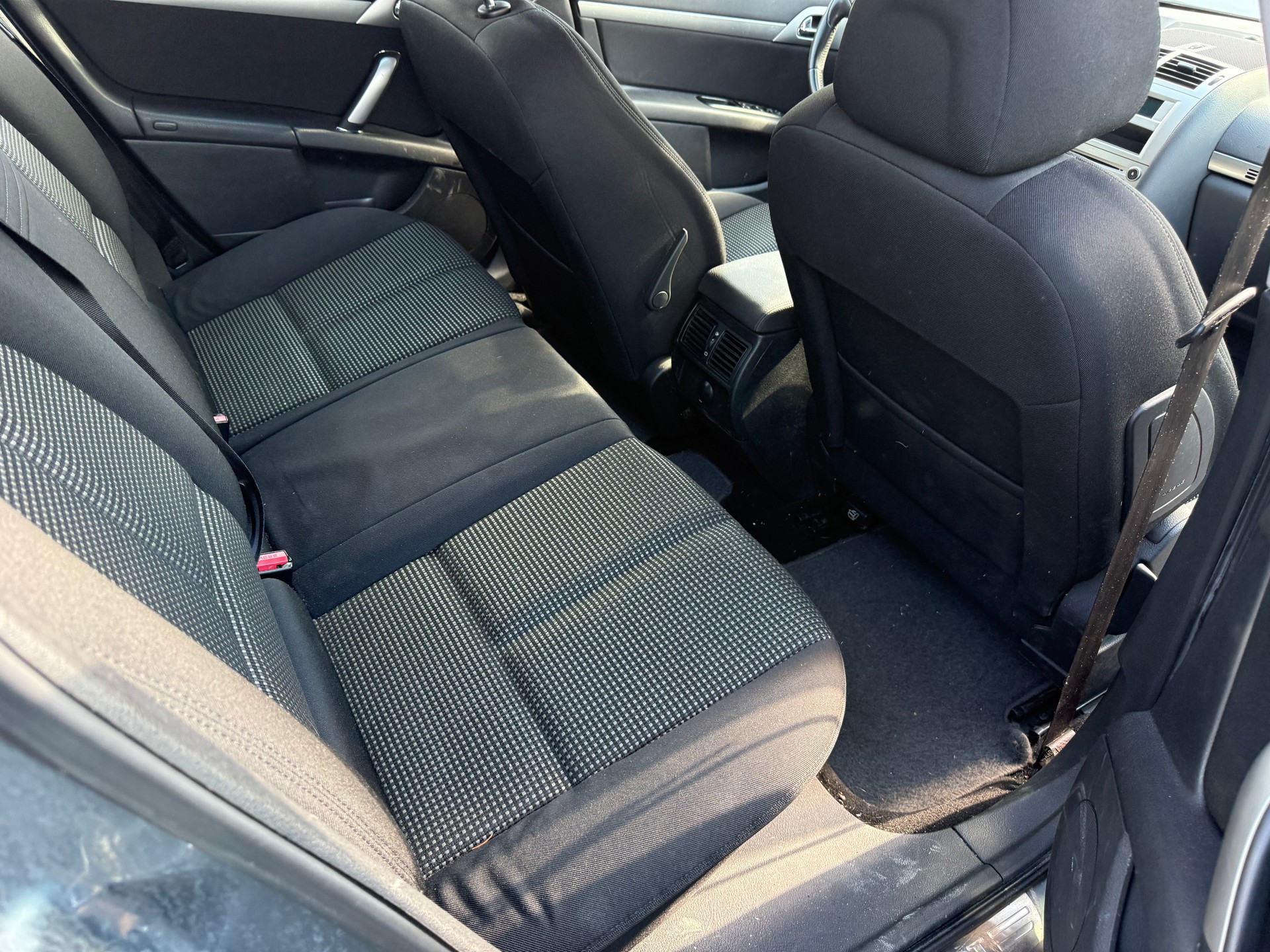 PEUGEOT 407 SW 2.0 HDI Dynamic Edition-image-17