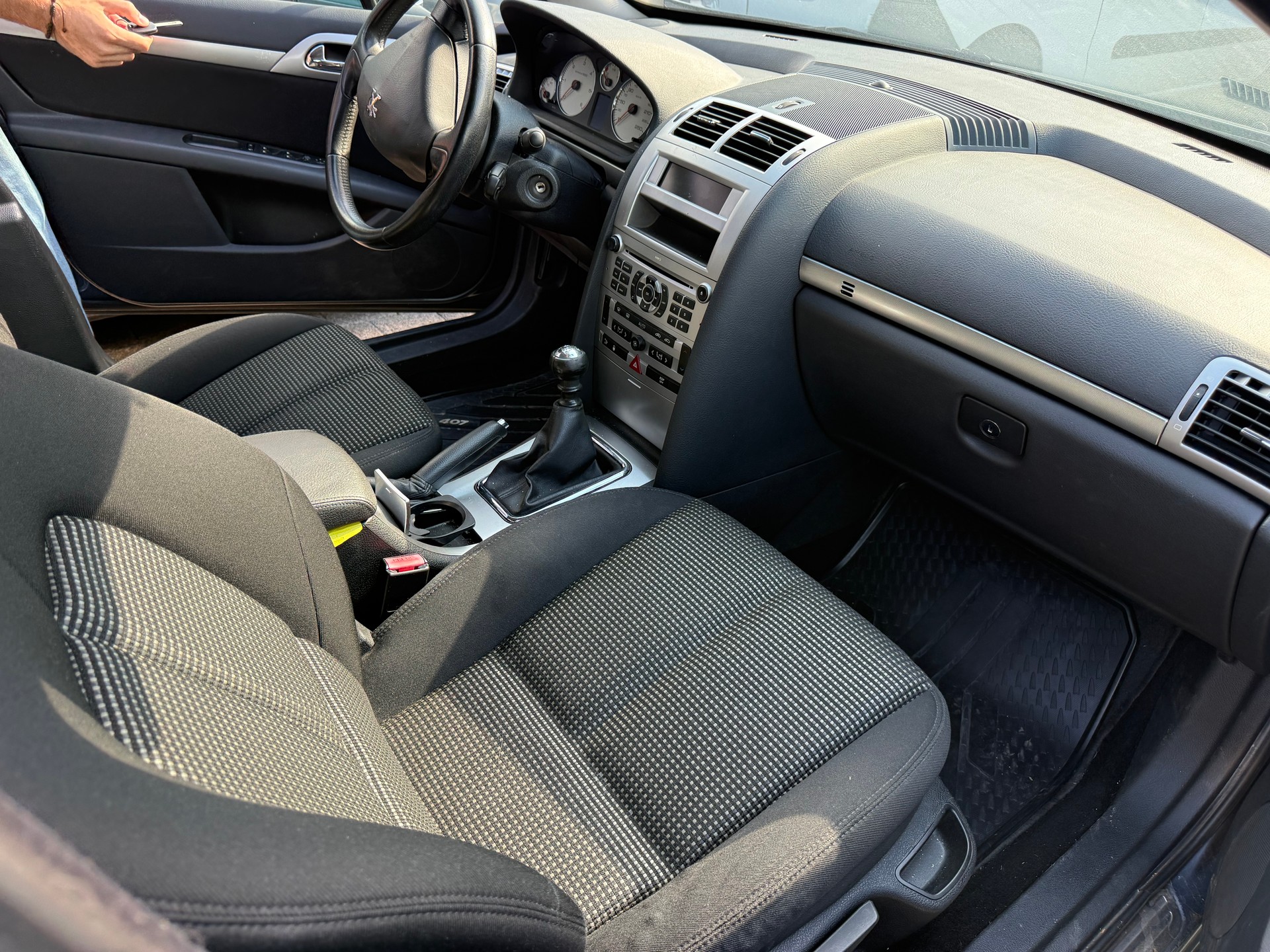 PEUGEOT 407 SW 2.0 HDI Dynamic Edition-image-13