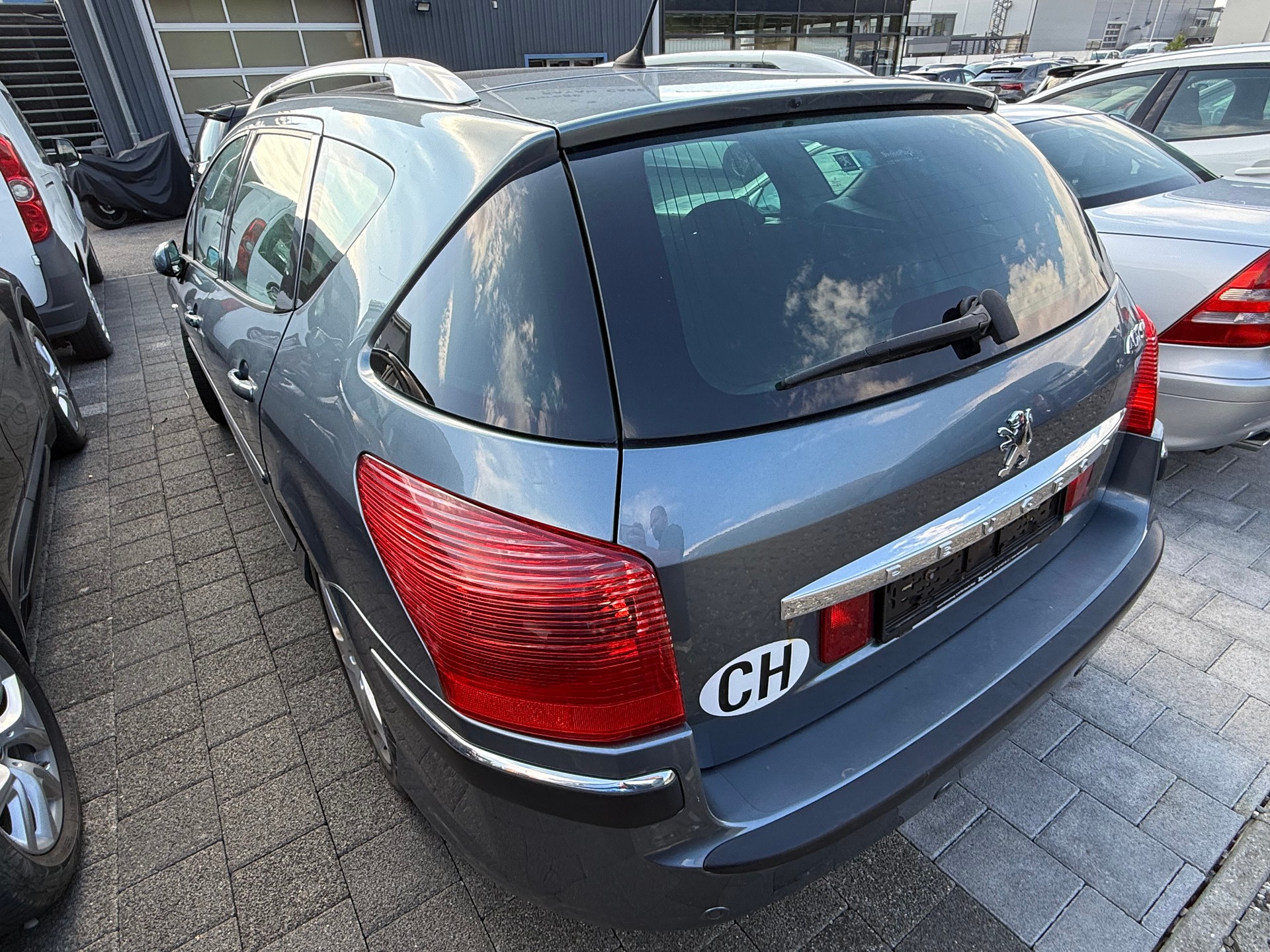 PEUGEOT 407 SW 2.0 HDI Dynamic Edition-image-10