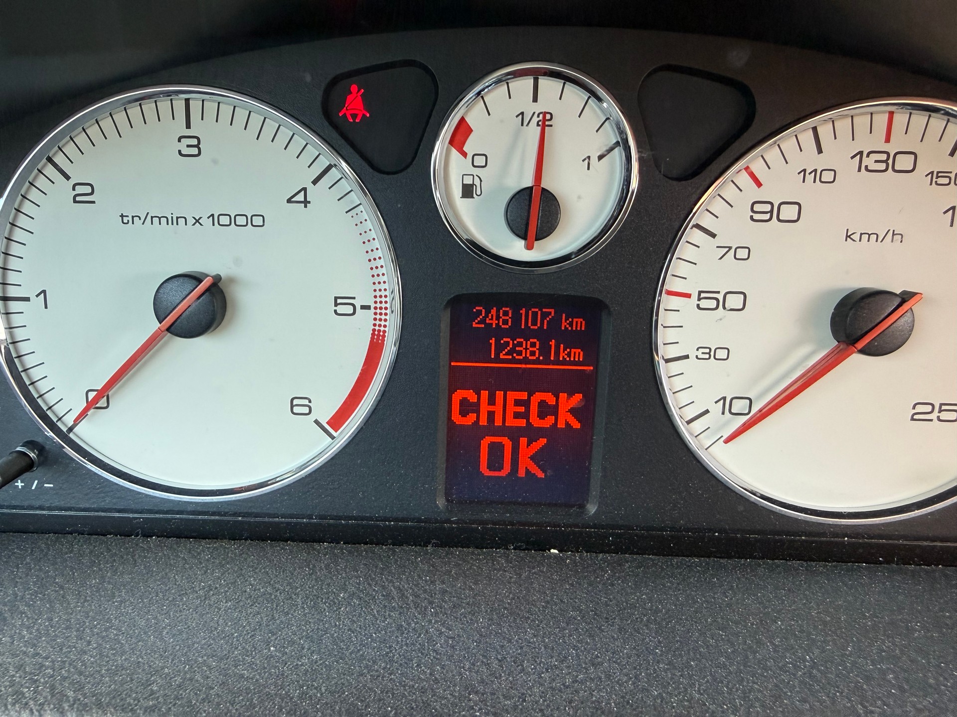 PEUGEOT 407 SW 2.0 HDI Dynamic Edition-image-21