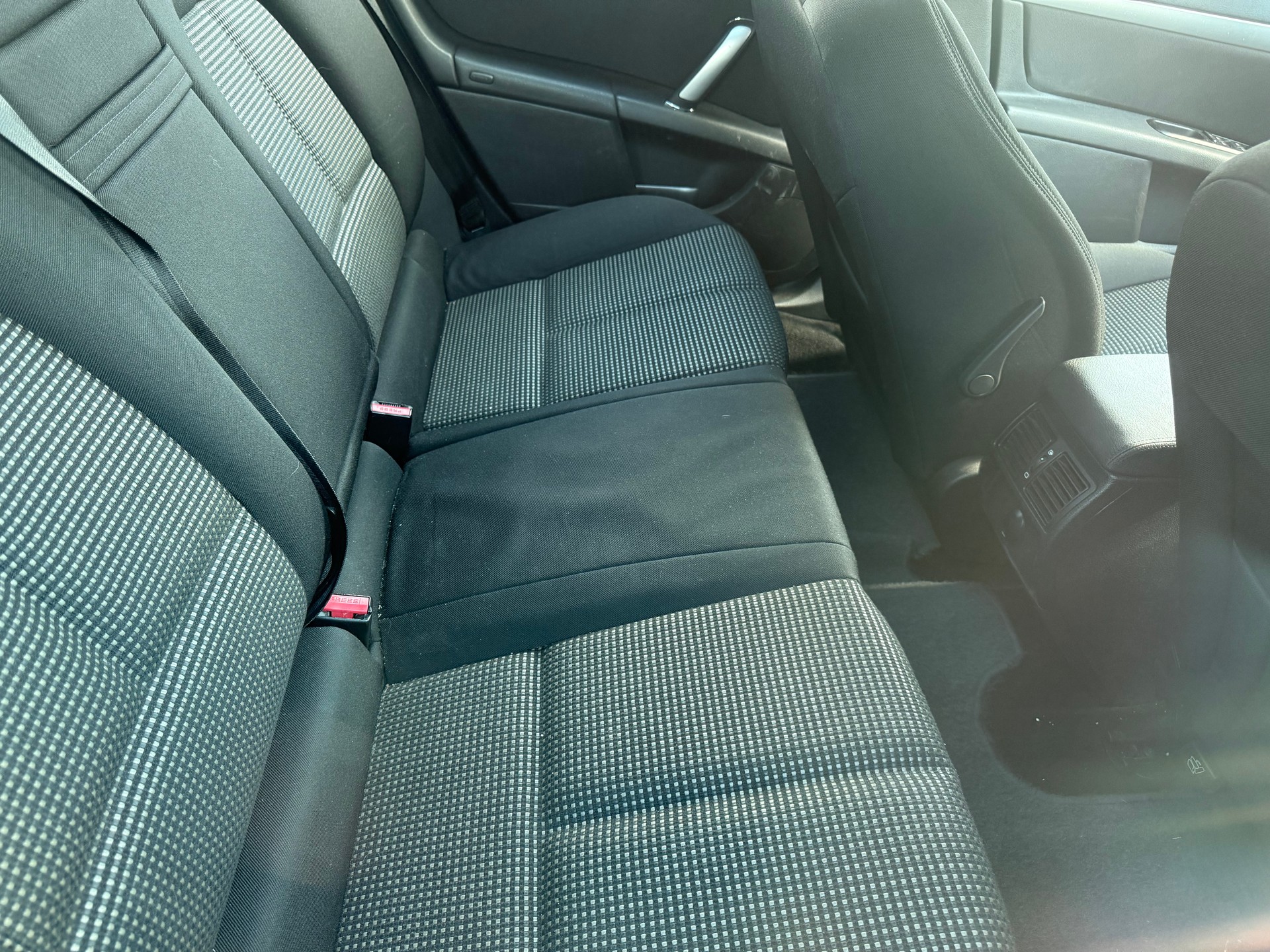 PEUGEOT 407 SW 2.0 HDI Dynamic Edition-image-14