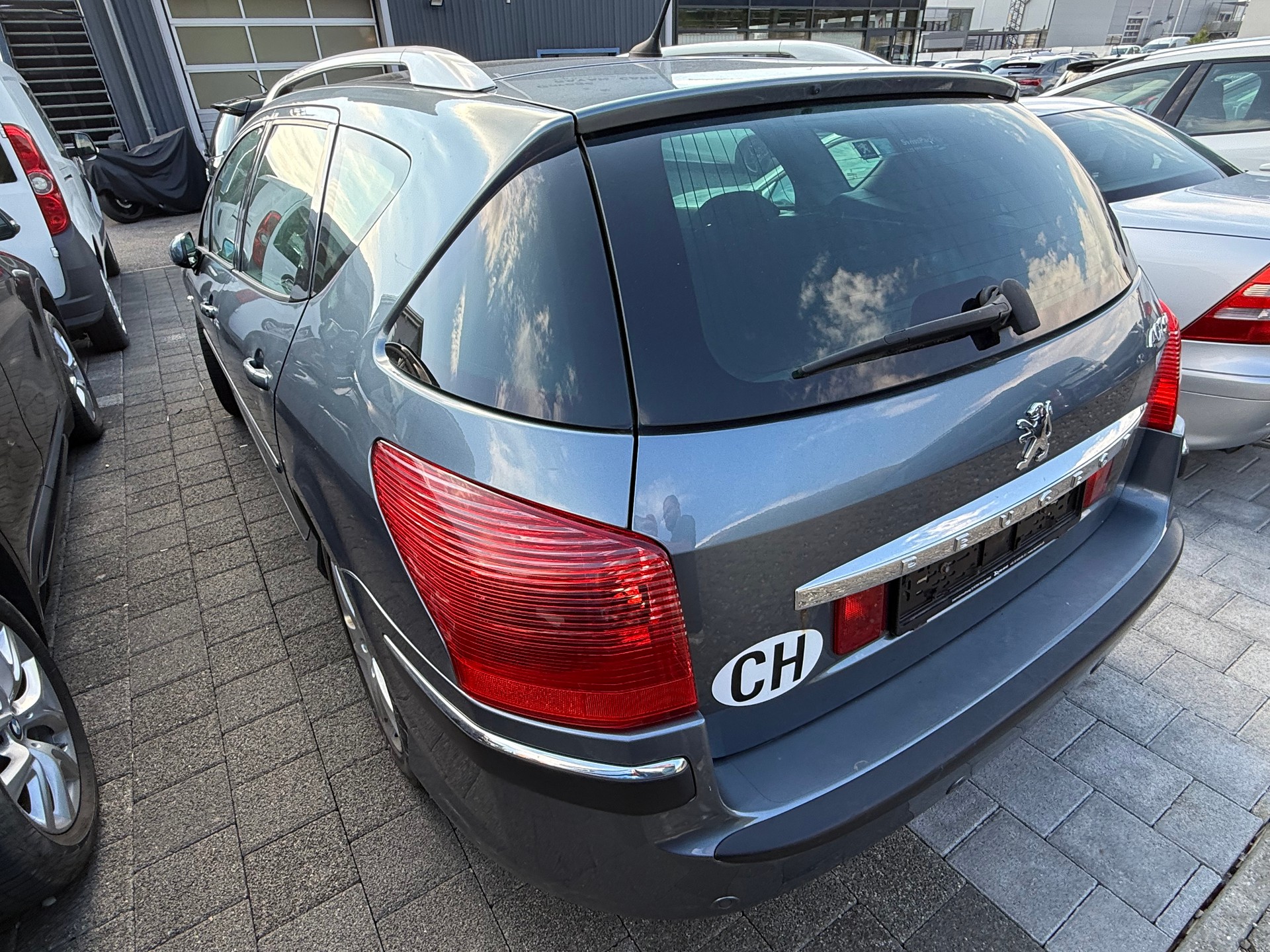 PEUGEOT 407 SW 2.0 HDI Dynamic Edition-image-11