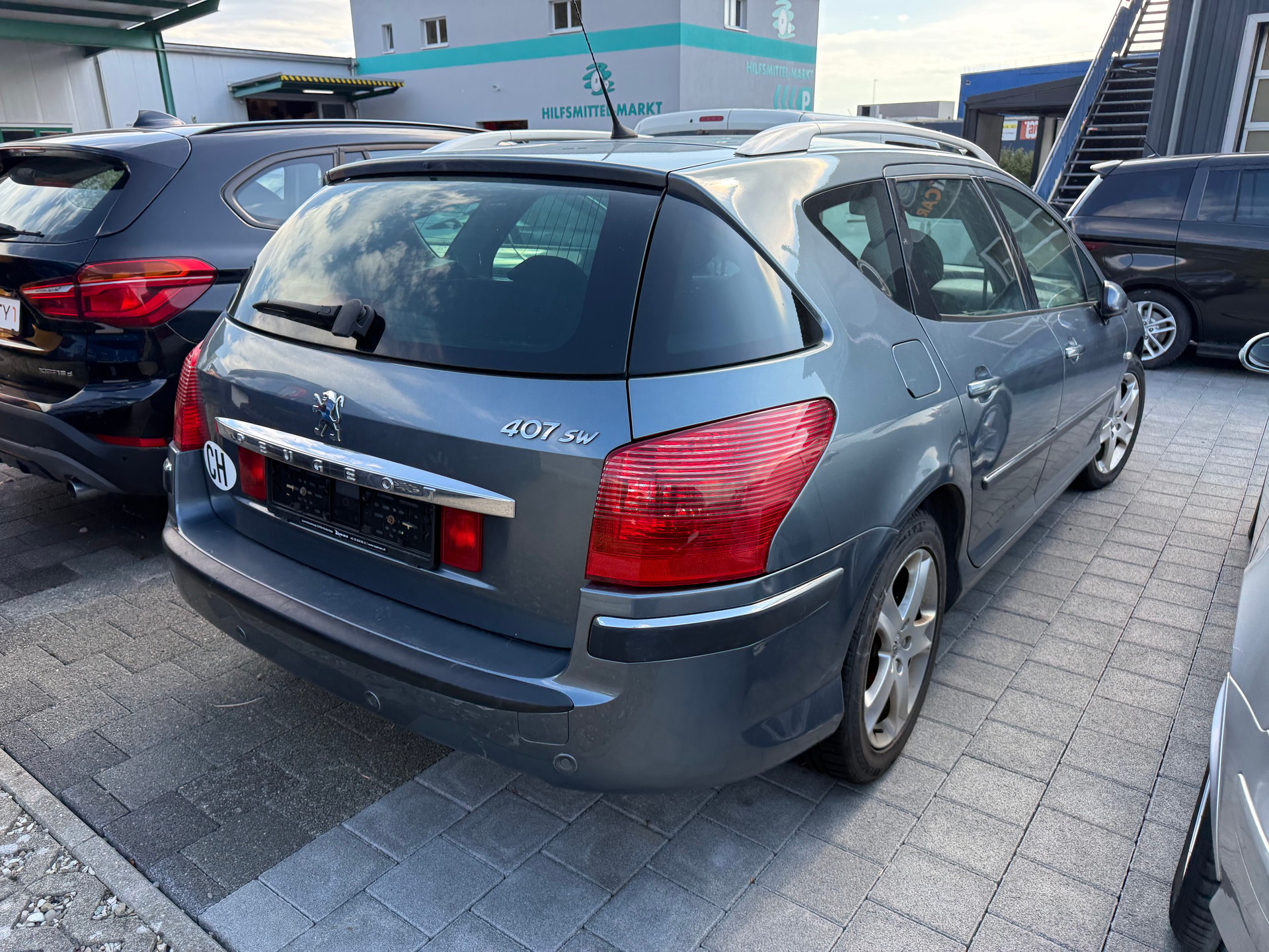 PEUGEOT 407 SW 2.0 HDI Dynamic Edition-image-12