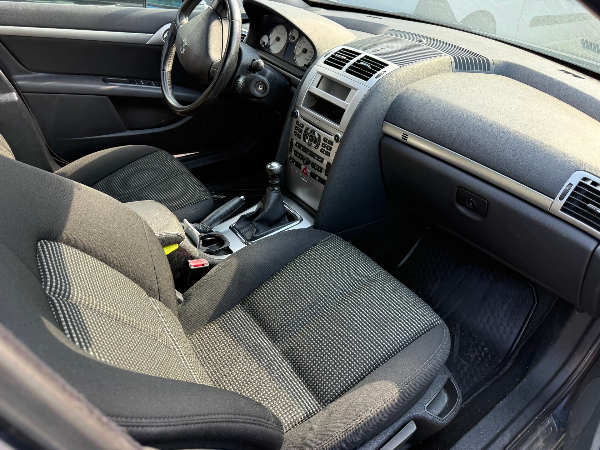PEUGEOT 407 SW 2.0 HDI Dynamic Edition-image-18