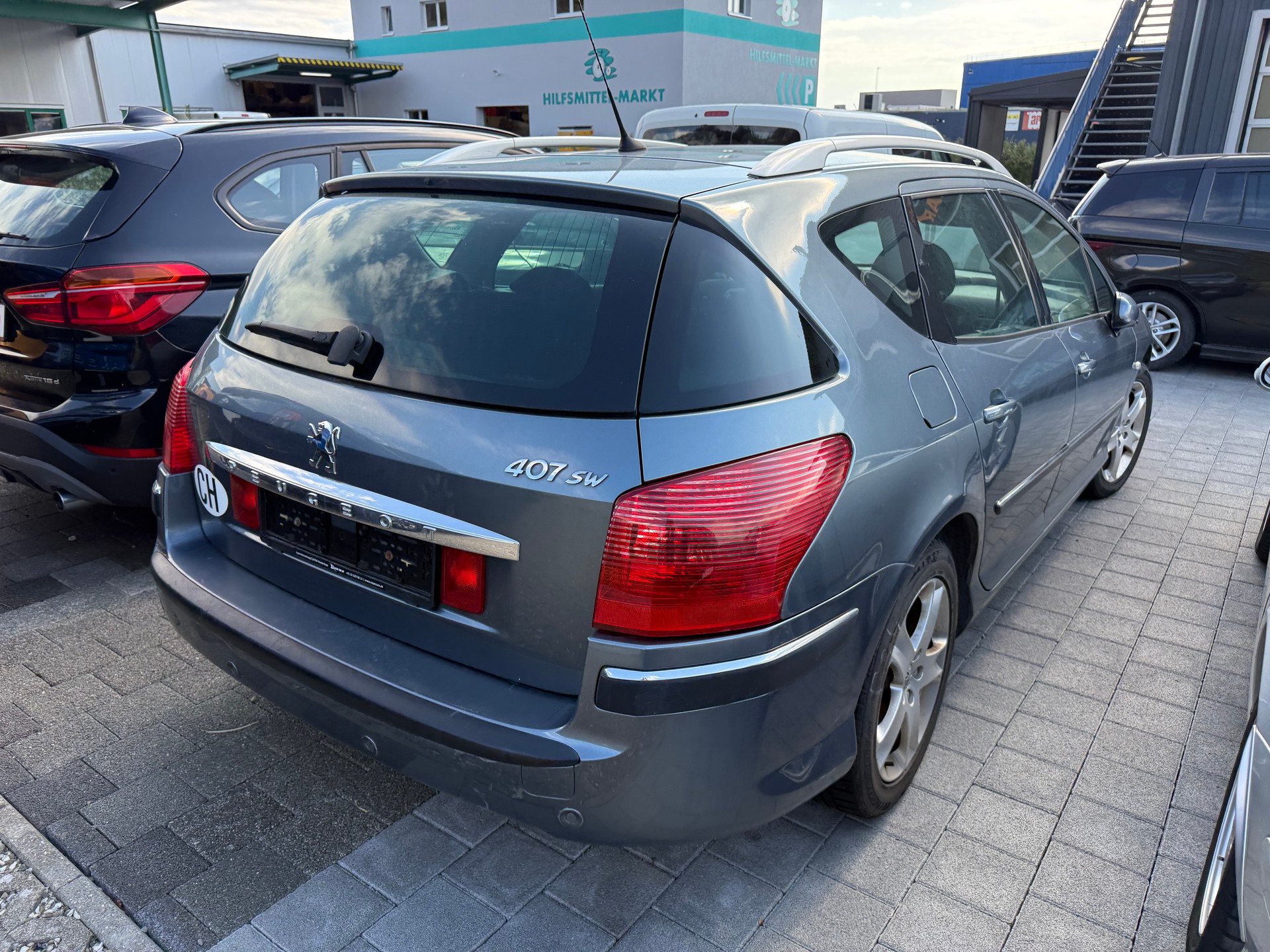 PEUGEOT 407 SW 2.0 HDI Dynamic Edition-image-15