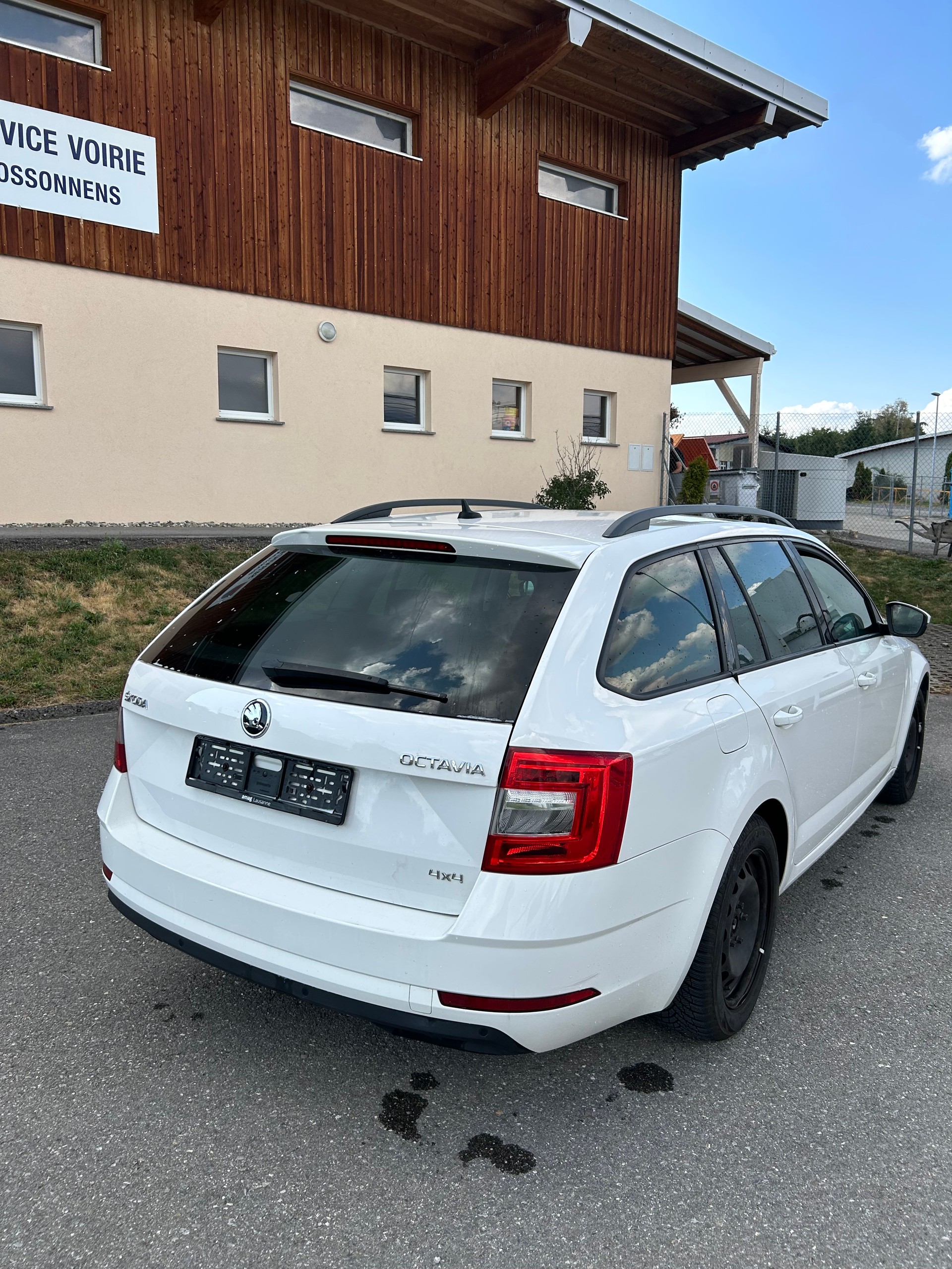 SKODA Octavia Combi 2.0 TDI Scout 4x4 DSG-image-2