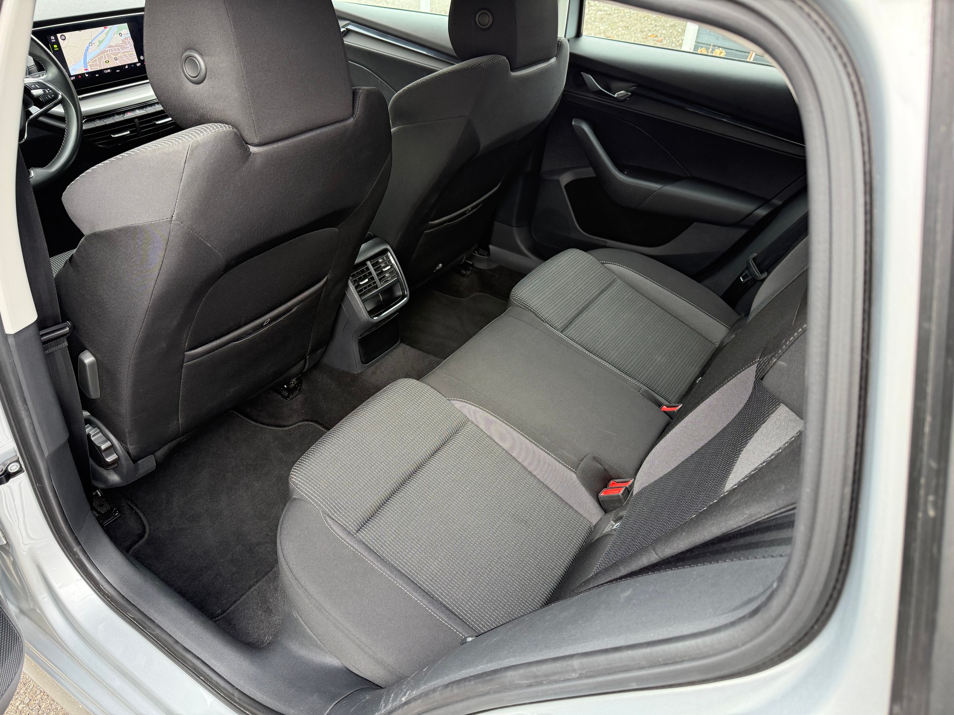 SKODA Octavia Combi 2.0 TDI Ambition 4x4 DSG-image-13