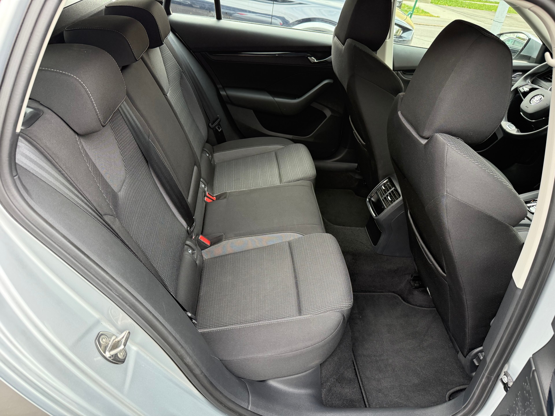 SKODA Octavia Combi 2.0 TDI Ambition 4x4 DSG-image-14