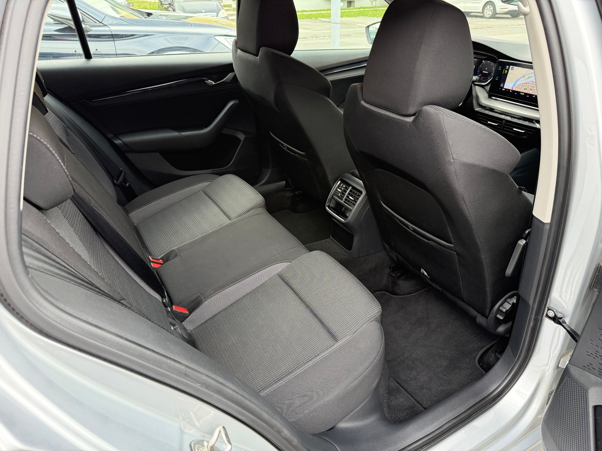 SKODA Octavia Combi 2.0 TDI Ambition 4x4 DSG-image-15