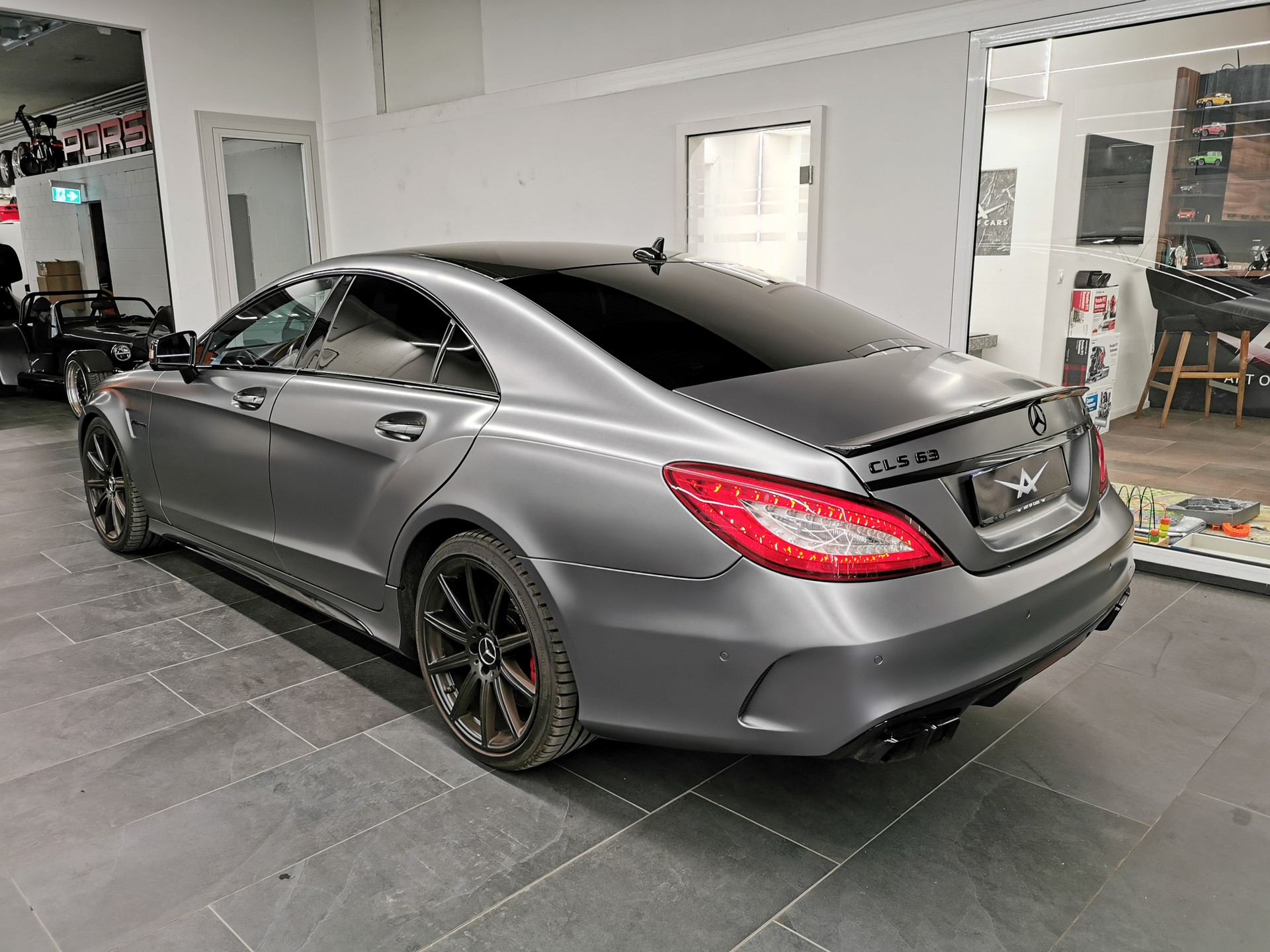 MERCEDES-BENZ CLS 63 AMG S 4Matic 585 PS MANUFAKTUR MAGNO MATT LEDER EXCLUSIVE FACELIFT DISTRONIC 360° DAB ALCANTARA HIMMEL KEYLESS PANO W218-image-4