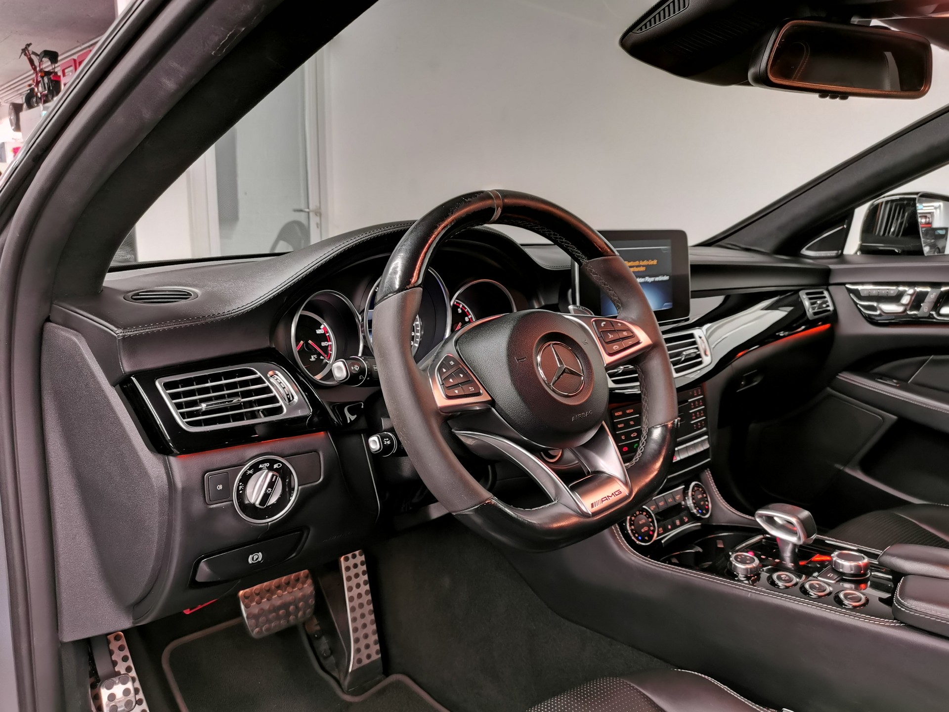 MERCEDES-BENZ CLS 63 AMG S 4Matic 585 PS MANUFAKTUR MAGNO MATT LEDER EXCLUSIVE FACELIFT DISTRONIC 360° DAB ALCANTARA HIMMEL KEYLESS PANO W218-image-5