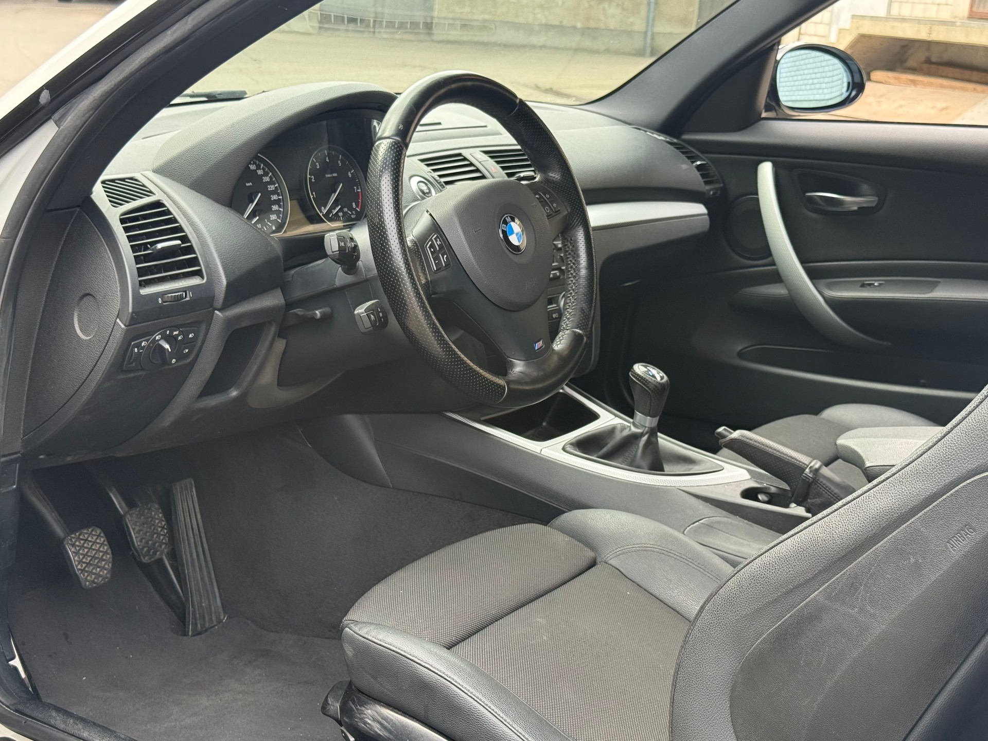 BMW 130i-image-4