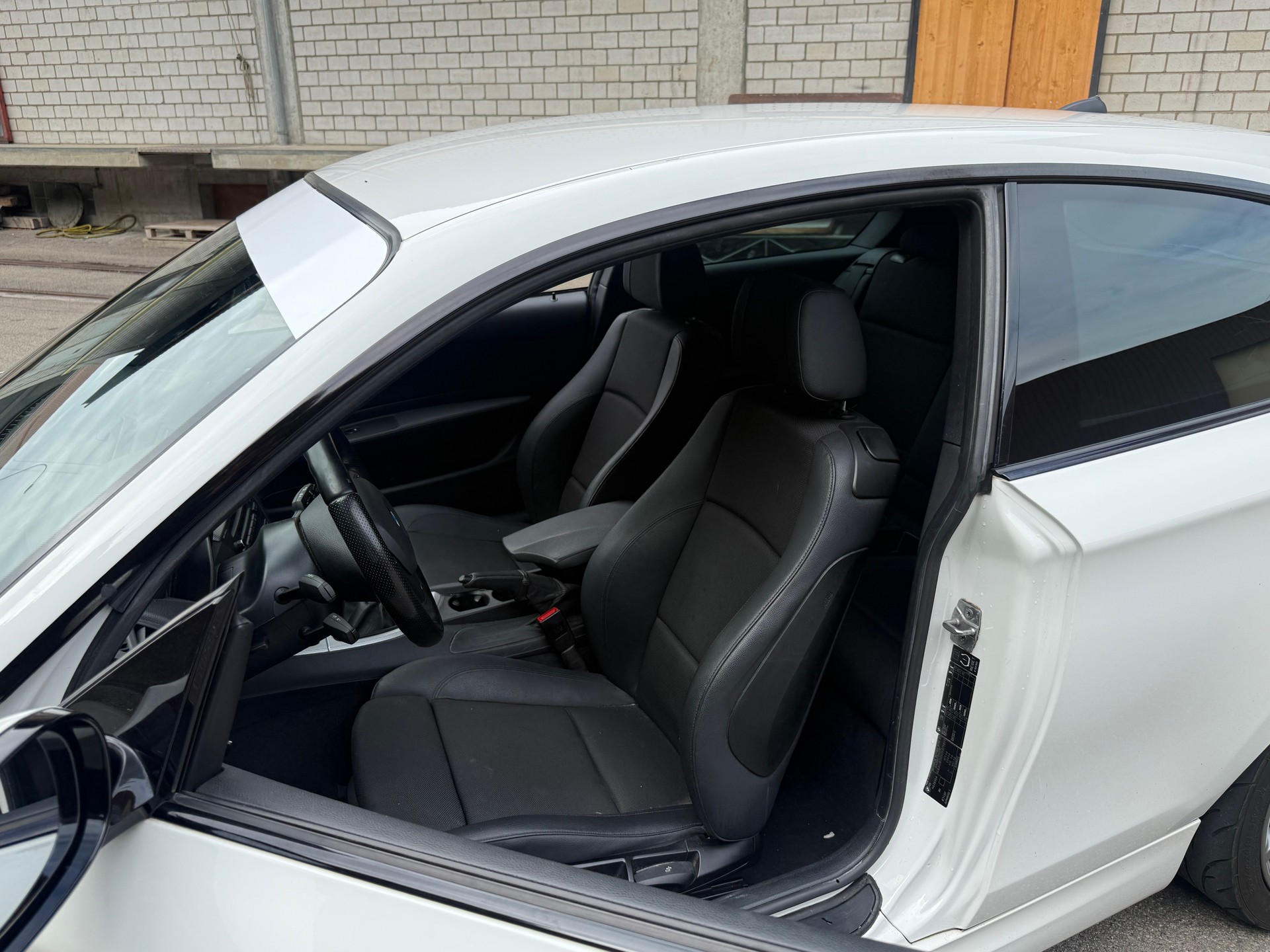 BMW 130i-image-5