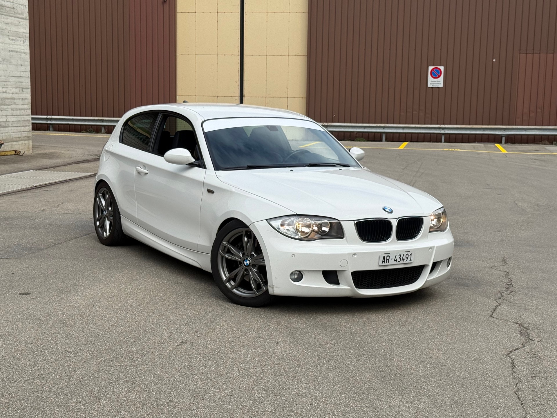 BMW 130i-image-0