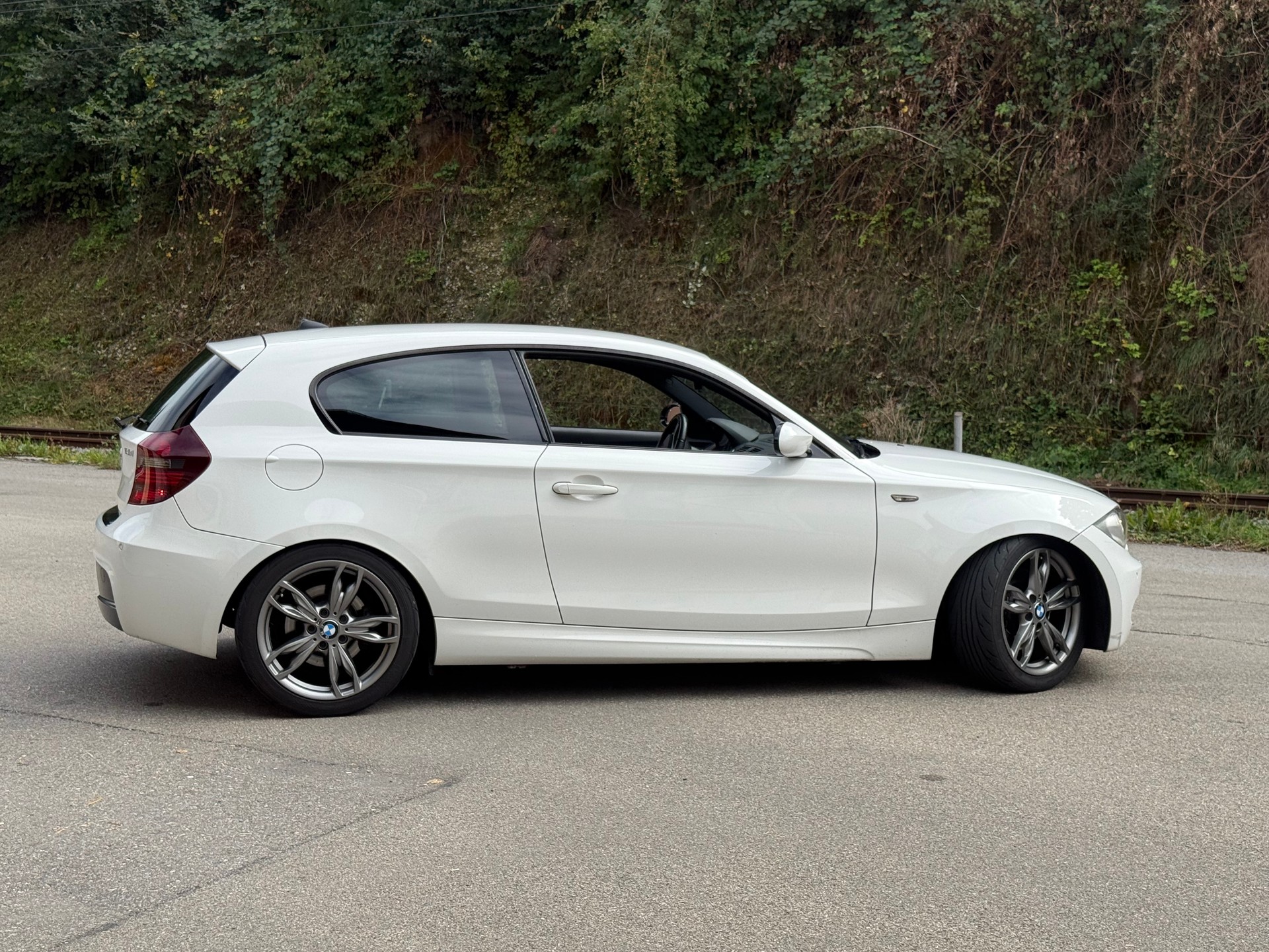 BMW 130i-image-2