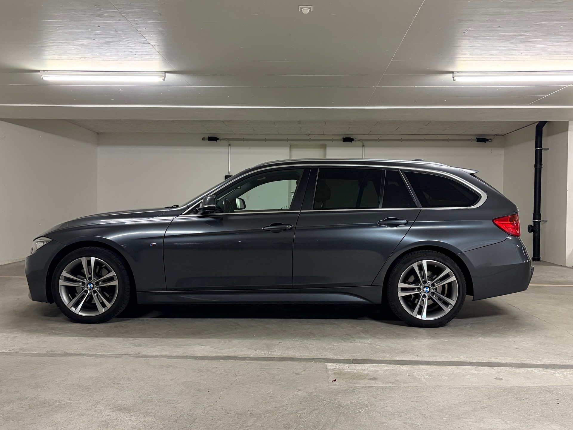 BMW 328i xDrive Touring M Sport | Swiss Vehicle | Exceptional Specification | 8 BMW Wheels Included-image-2