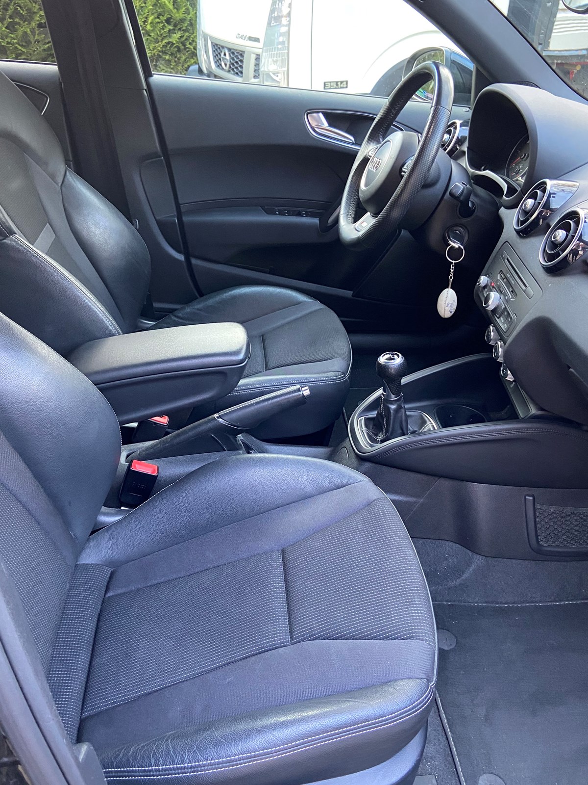AUDI A1 Sportback 1.6 TDI Ambition S Line-image-9