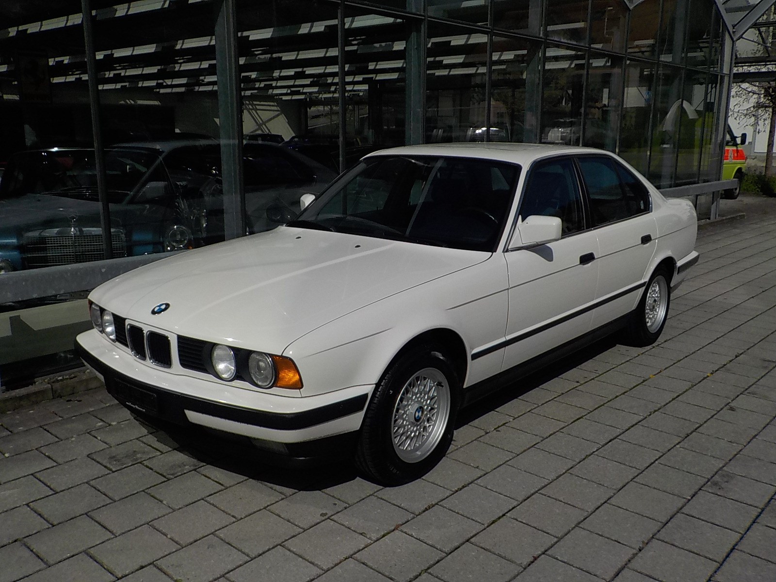 BMW 520i-image-2