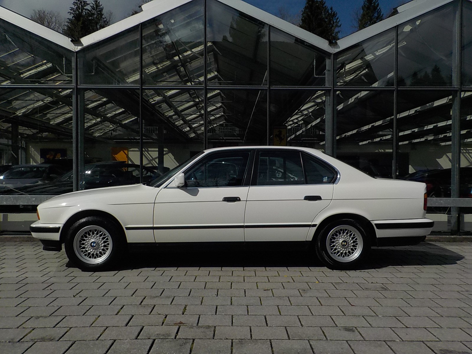 BMW 520i-image-4