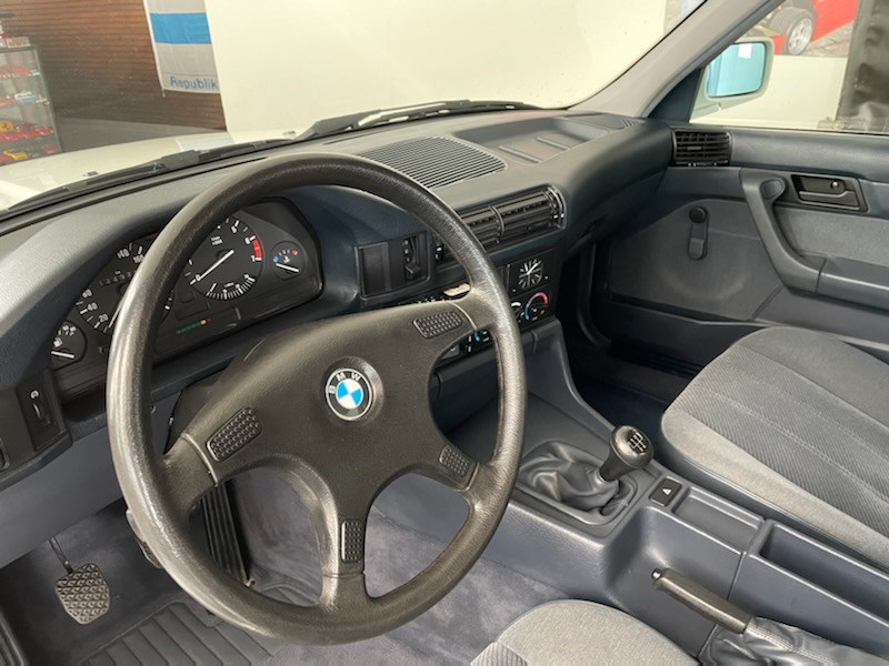 BMW 520i-image-7
