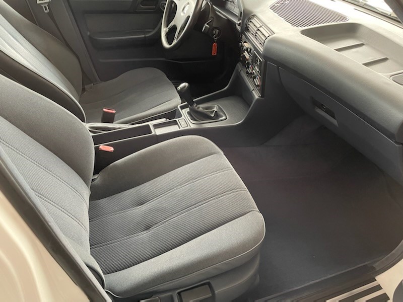 BMW 520i-image-8