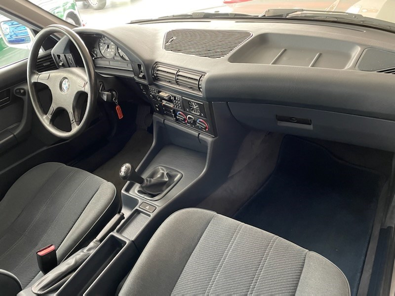 BMW 520i-image-9