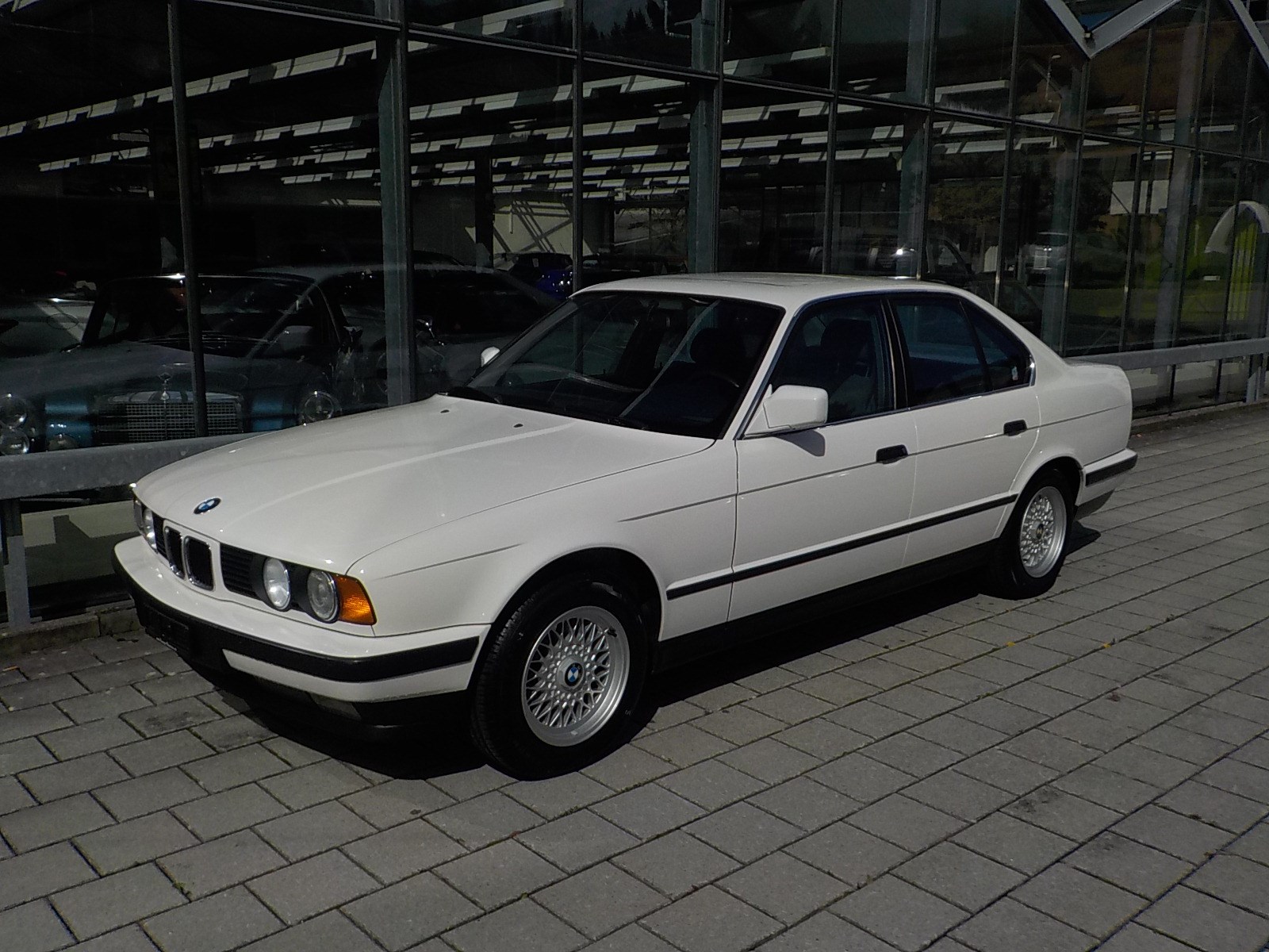 BMW 520i-image-1