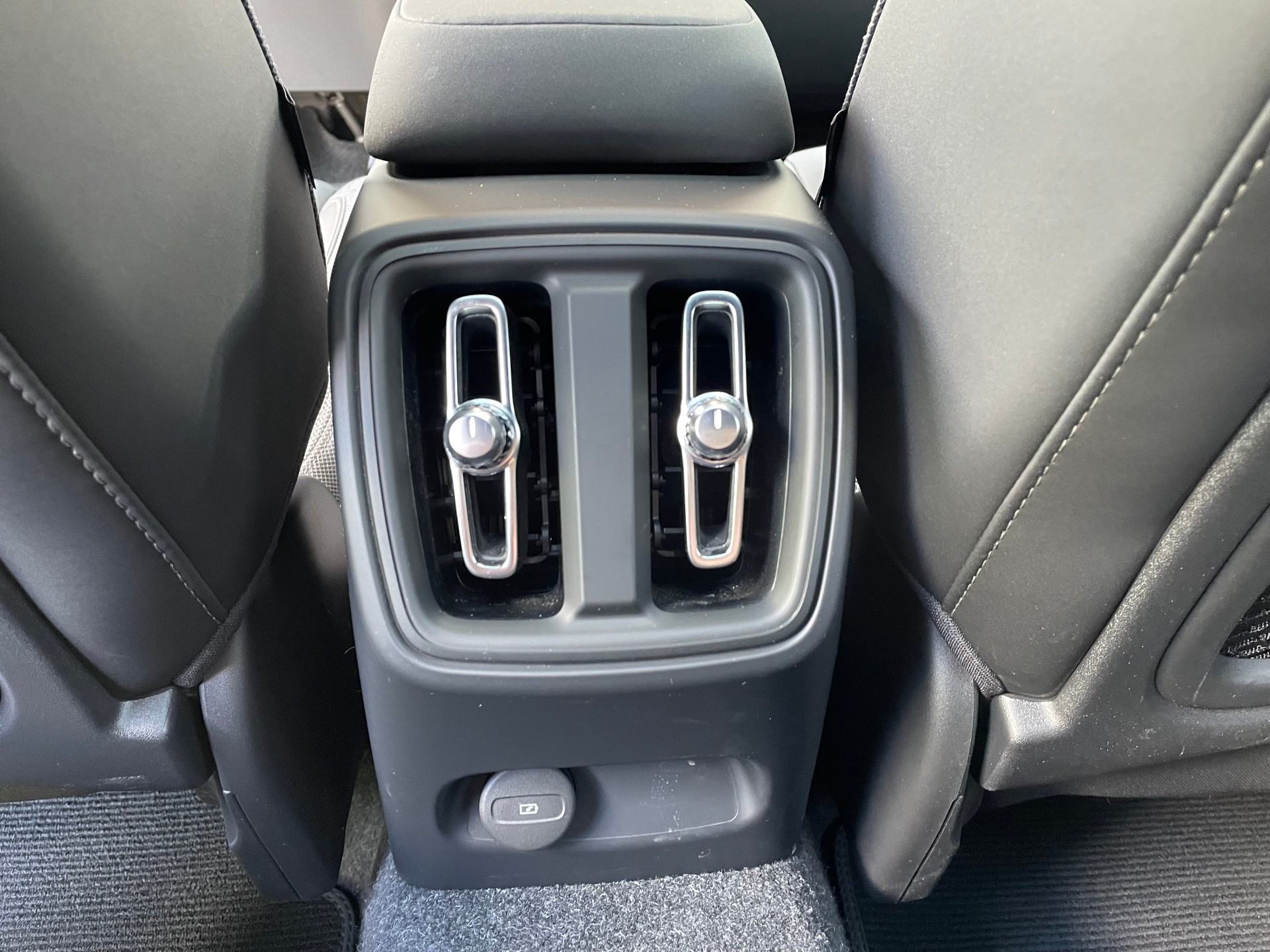 VOLVO C40 E80 Ultimate AWD-image-13